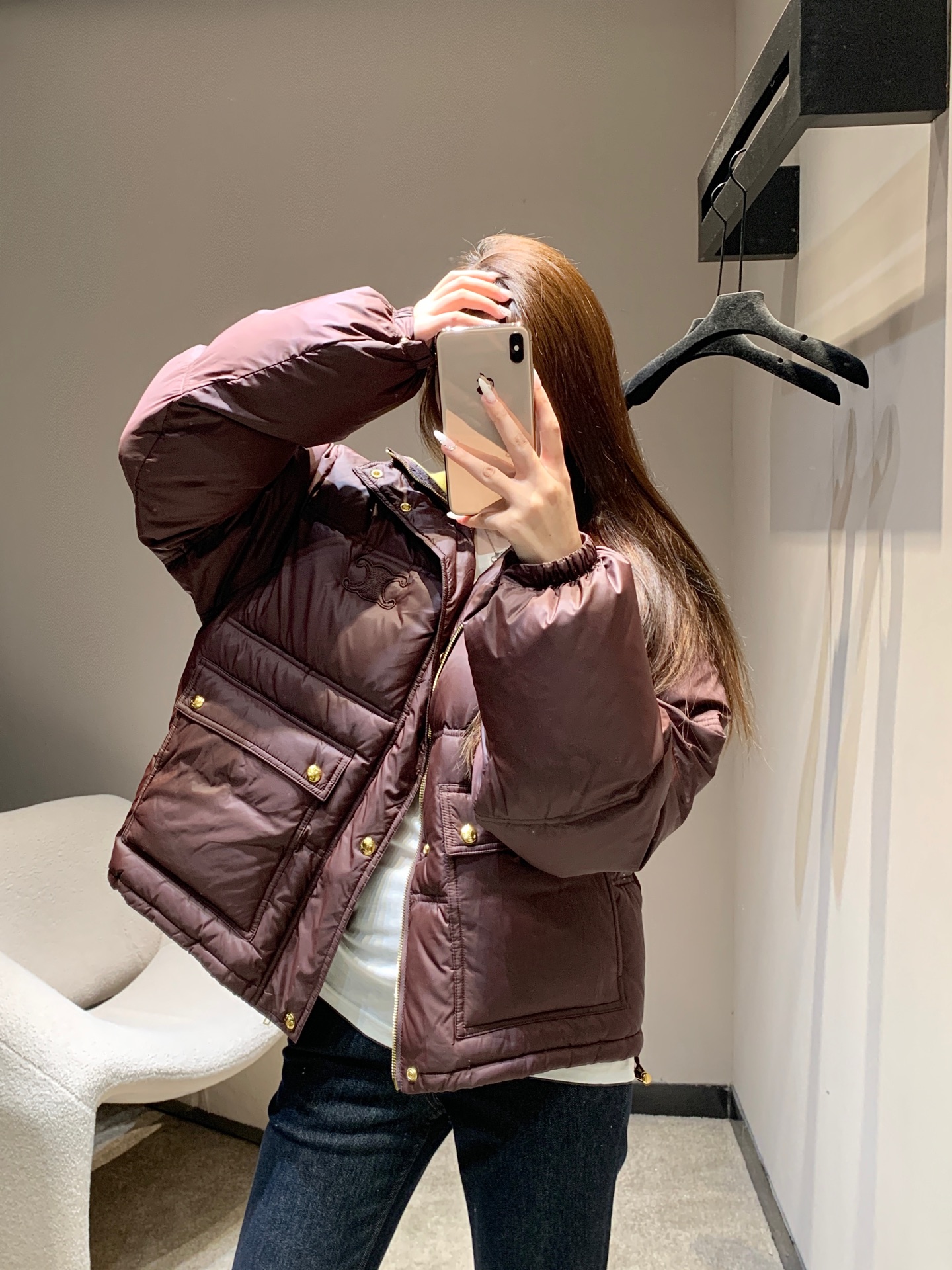 NO:568748,Celin* 25Fw new autumn and winter wool collar Arc de Triomphe down jacket | Exclusive high-end version!  The neckline is made of fine wool, which is soft and skin-friendly. It is filled with high-fill down, which is fluffy and plump but not bloated. The multi-color + short cut is neat and tall, and modifies the body proportions. The large pocket design is both practical and stylish, allowing the perfect integration of 'wearing functionality' and 'visual aesthetics'. Ready for sale S/M/L,,celine,jackets & coats,down jacket,alexander wang19860909Celin* 25Fw秋冬新款 羊毛领凯旋门羽绒服外套丨独家高版出品！甄选细腻羊毛打造领口,触感柔软亲肤,采用高蓬松度羽绒填充,蓬松饱满却不显臃肿,多元色彩+短款剪裁利落显高,修饰身材比例；大口袋设计兼具实用性与造型感,让“穿搭功能性”与“视觉美学”完美融合.现货发售S/M/L,,celine,jackets & coats,down jacket,alexander wang,Women's clothing