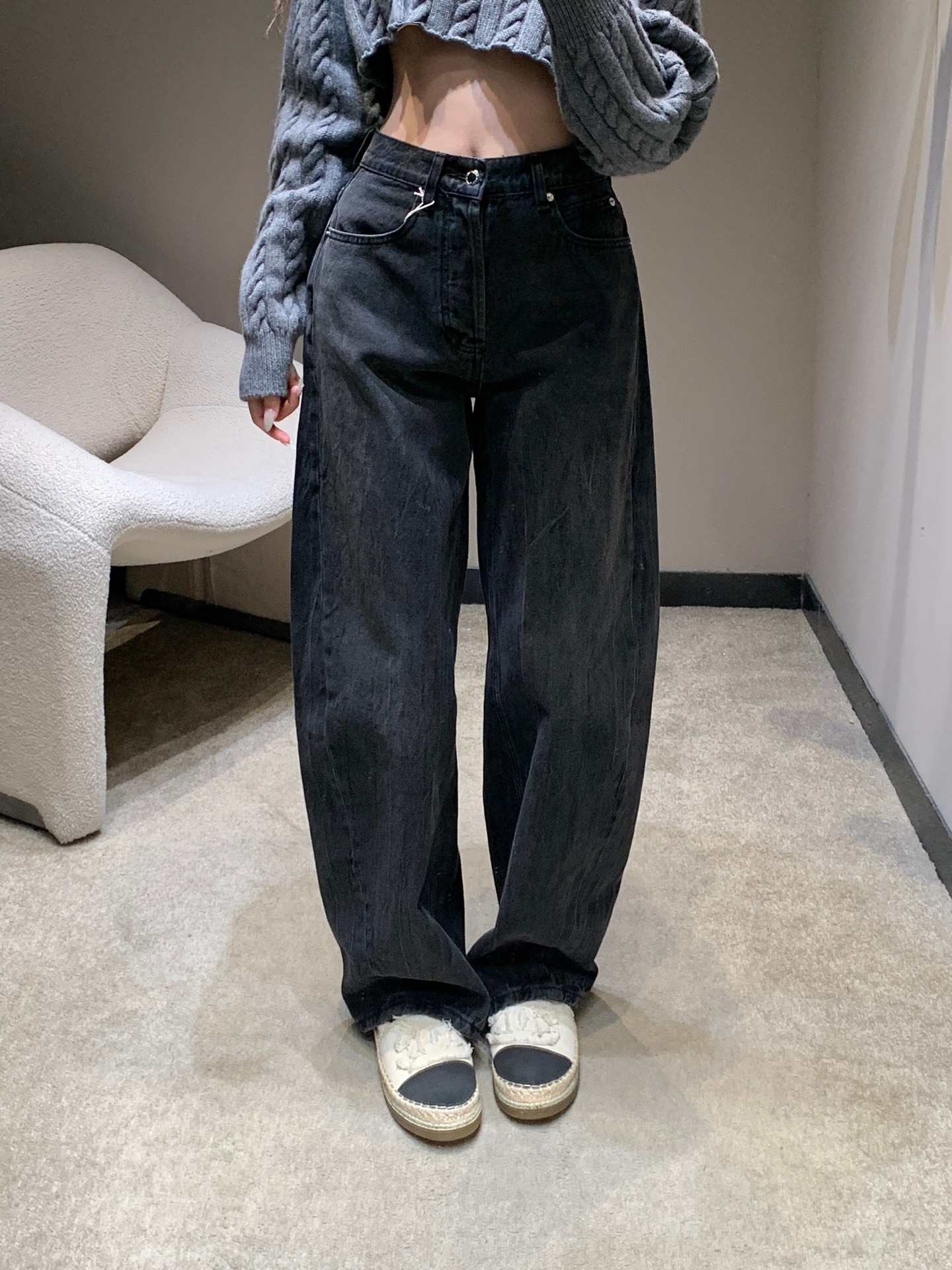 NO:568799,Alexand*r Wang 25Fw new autumn and winter new style scimitar wide-leg pants with hot diamond letters on the back pocket丨Exclusive high-end version!  The distressed denim denim is used to interpret the brand's iconic cool style. The most eye-catching is the rhinestoned lettering detail on the back pocket. The high-waisted scimitar version has the visual magic of two meters long legs. The loose wide-leg design bursts out the trendy and cool tension in the casualness. It is full of uninhibited aura when walking. Ready for sale S/M/L,, alexander wang19860909Alexand*r Wang 25Fw秋冬新款 后袋字母烫钻弯刀阔腿裤丨独家高版出品！以做旧牛仔单宁演绎品牌标志性的酷飒风格,最吸睛的当属后袋字母烫钻细节,高腰弯刀版型自带腿长两米的视觉魔法,宽松阔腿设计在随性中迸发潮酷张力,行走间尽是不羁气场.现货发售S/M/L,,alexander wang,Women's clothing