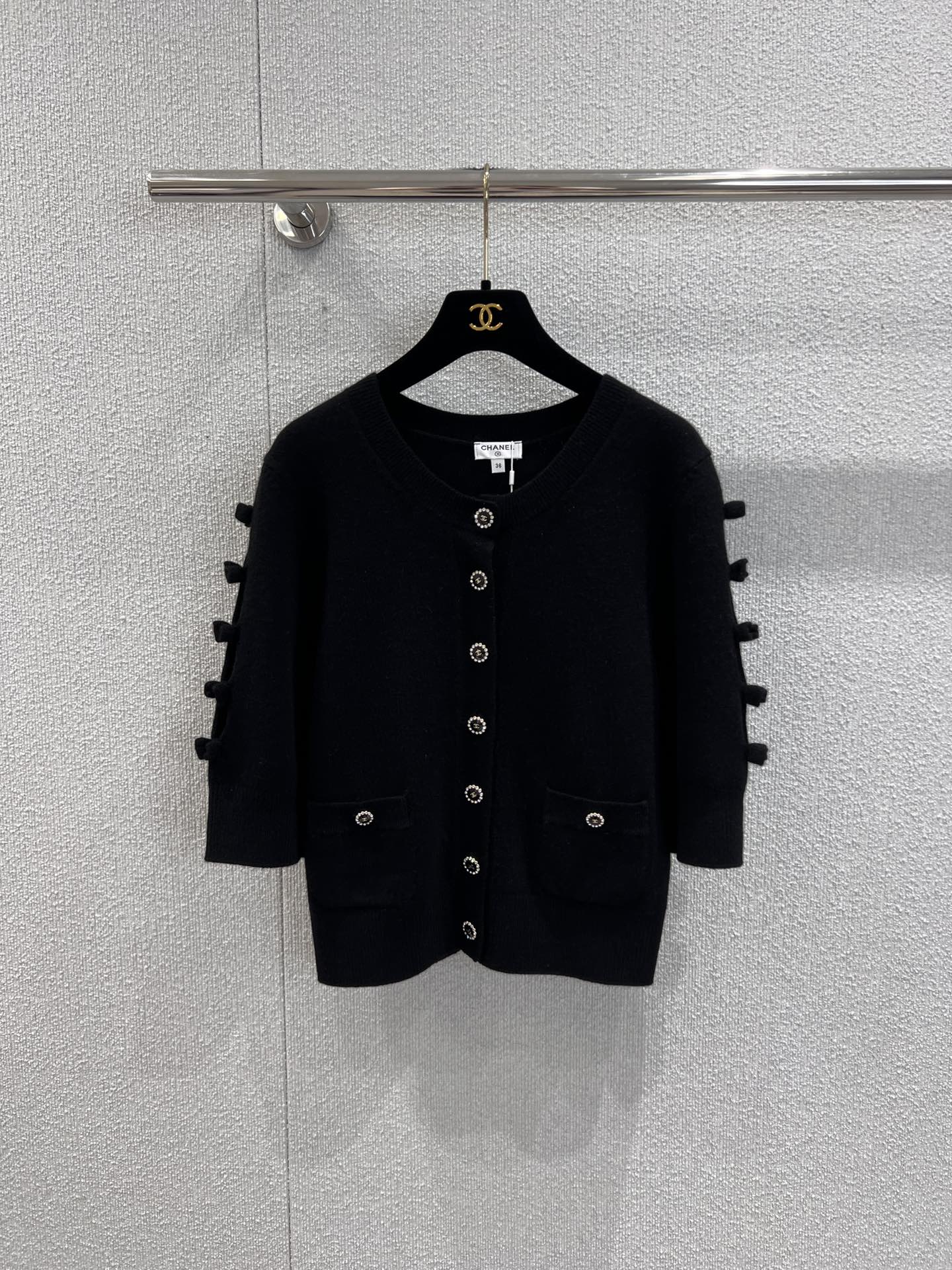 NO:568785,Supports exchange of styles Chan*l 25K high-end handmade workshop series bow mid-sleeve cashmere knitted cardigan丨exclusively developed by yb!  High quality production!  The timeless style of C is interpreted with classic black and white contrasting colors (an all-black version is also available). The combination of round neck and metal buckles is the iconic expression of the brand's genes. Each button is like a delicate jewelry, lighting up the details of the body. The bow design on the middle sleeves is the highlight.  The eye-catching touch, either playful knotting or chic hollowing, combines the agility of French romance with the gentleness of knitting, making every gesture and gesture full of elegance. Ready-made S/M/L real shot details,,chanel,alexander  wang19860909支持换款 Chan*l 25K高级手工坊系列 蝴蝶结中袖羊绒针织开衫丨独家yb开发！高版出品！以经典黑白撞色（亦有全黑款可选）演绎C的永恒格调,圆领与金属扣的组合是品牌基因的标志性表达,每一颗纽扣都似精致的珠宝,点亮衣身细节.中袖处的蝴蝶结设计是点睛之笔,或俏皮系结,或别致镂空,将法式浪漫的灵动与针织的温柔糅合,举手投足间尽是优雅层次.现货发售S/M/L实拍细节图,,chanel,alexander wang,Women's clothing