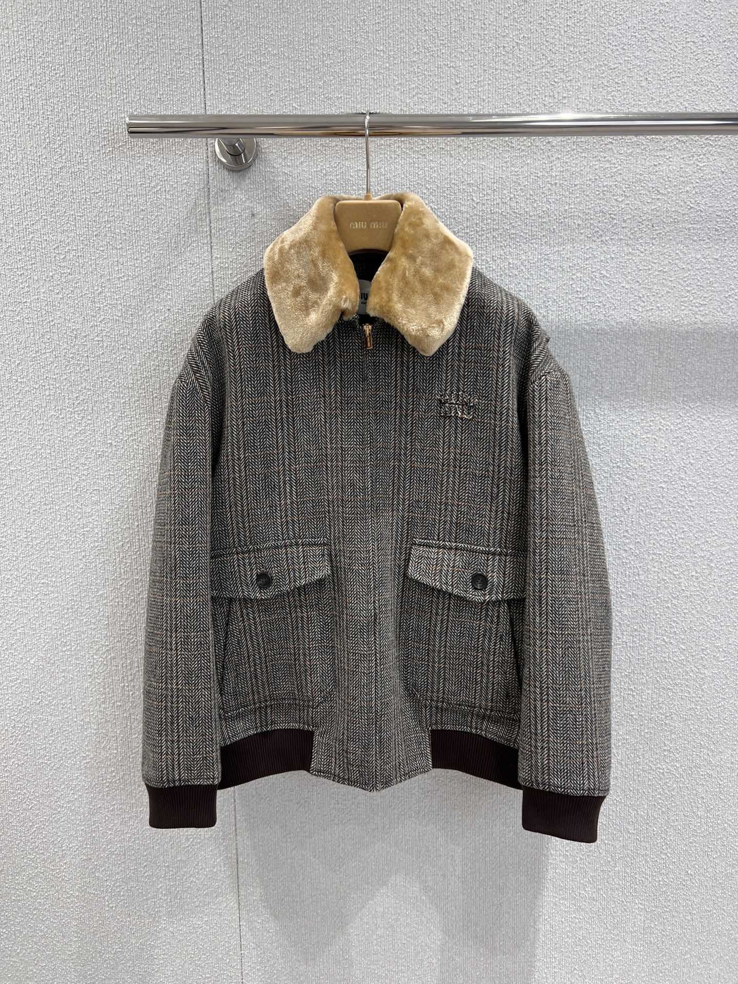 NO:568761,Support exchange MiuMi* 25Fw new autumn and winter shearling collar herringbone jacket丨Exclusively developed by yb!  High quality production!  Short lapel + zipper design, retro plaid fabric is super textured, with a detachable lamb fur collar, super warm and fashionable for autumn and winter. The cuffs and hem are spliced ​​with dark brown knitted fabric, full of layering, and attention to detail is a must!  It can be easily used for daily commuting or leisure. It is warm and high-end. It is a must-have and versatile item for the autumn and winter wardrobe ~ ready for sale S/M/L real shot details,,miumiu,jackets & coats,jackets & coats,leather jacket,alexander wang19860909支持换款 MiuMi* 25Fw秋冬新款 羊毛皮衣领人字纹夹克外套丨独家yb开发！高版出品！短款翻领+拉链设计,复古格纹面料超有质感,搭配可拆卸羊羔毛领,秋冬穿超暖又时髦.袖口和下摆拼接深棕针织,层次感满满,细节控必入！日常通勤或休闲都能轻松驾驭,保暖又显高级,是秋冬衣橱必备百搭单品～现货发售S/M/L实拍细节图,,miumiu,jackets & coats,jackets & coats,leather jacket,alexander wang,Women's clothing