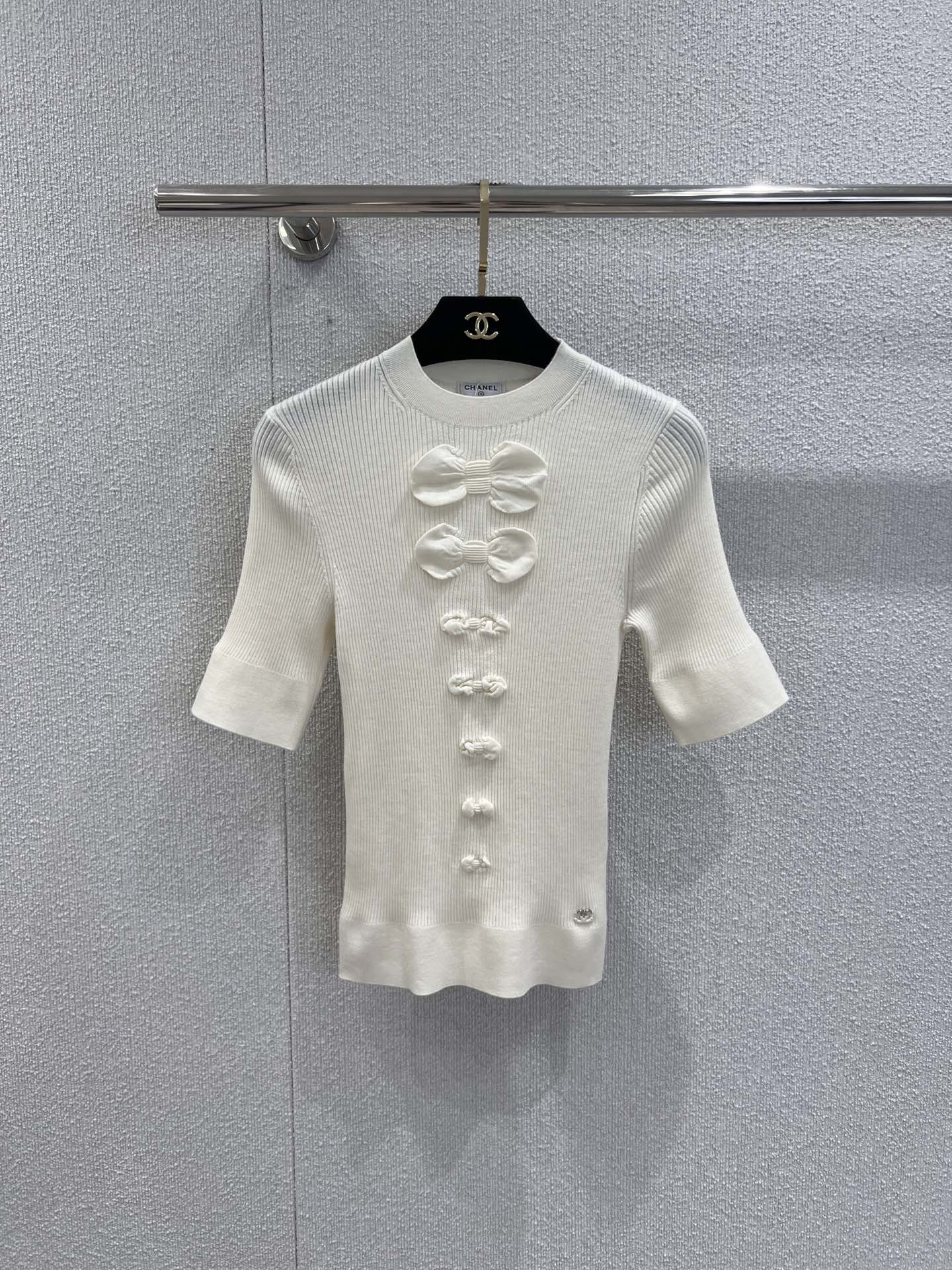 NO:568810,Supports exchange of styles Chane* 25K high-end handmade workshop series embossed jacquard bow knitted short-sleeved top丨Exclusively developed by yb!  High quality production!  Made of delicate and skin-friendly wool knitted fabric, the slim fit outlines the body shape without any sense of restraint. The half-high collar design is both retro and neat. The most eye-catching thing is the embossed bow jacquard with gradually changing sizes on the chest, which spreads from the neckline to the lower part, like an elegant artistic chorus, with the three-dimensional layering of a large bow.  , the exquisiteness and flexibility of the small bow, in the minimalist tone of black and white, deduce the craftsmanship and warmth of the handmade series, and every stitch reveals a sense of delicacy like haute couture. Ready-made S/M/L real shot details, chanel, T-shirt, alexander  wang19860909支持换款 Chane* 25K高级手工坊系列 浮雕提花蝴蝶结针织短袖上衣丨独家yb开发！高版出品！选用细腻亲肤的羊毛针织面料,修身版型勾勒身形却无束缚感,半高领设计兼顾复古与利落.最吸睛的当属胸前渐变大小的浮雕蝴蝶结提花,从领口向下次第铺展,似一场优雅的艺术叠奏,大蝴蝶结的立体层次、小蝴蝶结的精巧灵动,在黑白两色的极简基调上,演绎出手工坊系列的匠心温度,每一处针脚都透着高定般的精致感.现货发售S/M/L实拍细节图,,chanel,T-shirt,alexander wang,Women's clothing