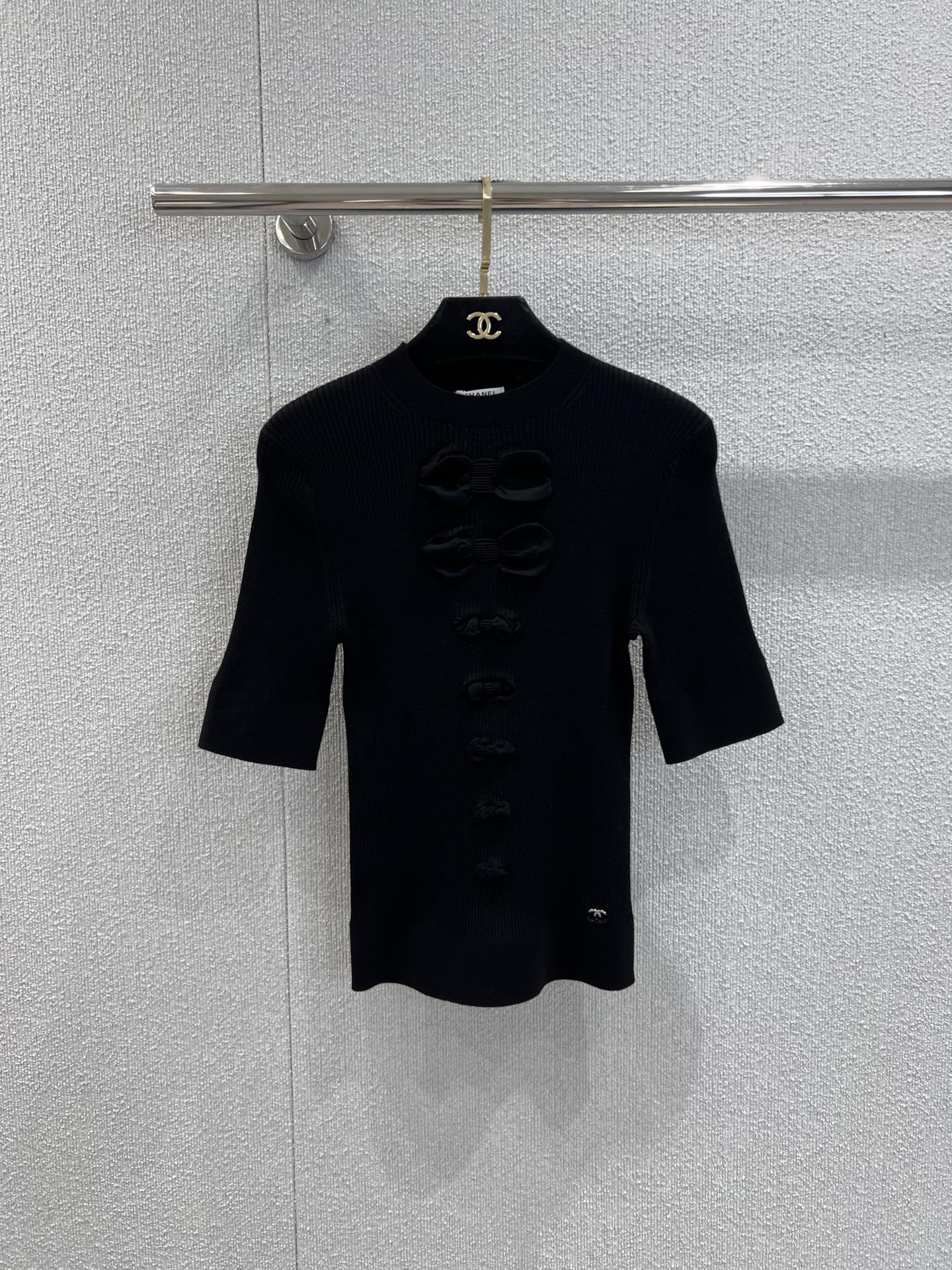 NO:568818,Supports exchange of styles Chane* 25K high-end handmade workshop series embossed jacquard bow knitted short-sleeved top丨Exclusively developed by yb!  High quality production!  Made of delicate and skin-friendly wool knitted fabric, the slim fit outlines the body shape without any sense of restraint. The half-high collar design is both retro and neat. The most eye-catching thing is the embossed bow jacquard with gradually changing sizes on the chest, which spreads from the neckline to the lower part, like an elegant artistic chorus, with the three-dimensional layering of a large bow.  , the exquisiteness and flexibility of the small bow, in the minimalist tone of black and white, deduce the craftsmanship and warmth of the handmade series, and every stitch reveals a sense of delicacy like haute couture. Ready-made S/M/L real shot details, chanel, T-shirt, alexander  wang19860909支持换款 Chane* 25K高级手工坊系列 浮雕提花蝴蝶结针织短袖上衣丨独家yb开发！高版出品！选用细腻亲肤的羊毛针织面料,修身版型勾勒身形却无束缚感,半高领设计兼顾复古与利落.最吸睛的当属胸前渐变大小的浮雕蝴蝶结提花,从领口向下次第铺展,似一场优雅的艺术叠奏,大蝴蝶结的立体层次、小蝴蝶结的精巧灵动,在黑白两色的极简基调上,演绎出手工坊系列的匠心温度,每一处针脚都透着高定般的精致感.现货发售S/M/L实拍细节图,,chanel,T-shirt,alexander wang,Women's clothing