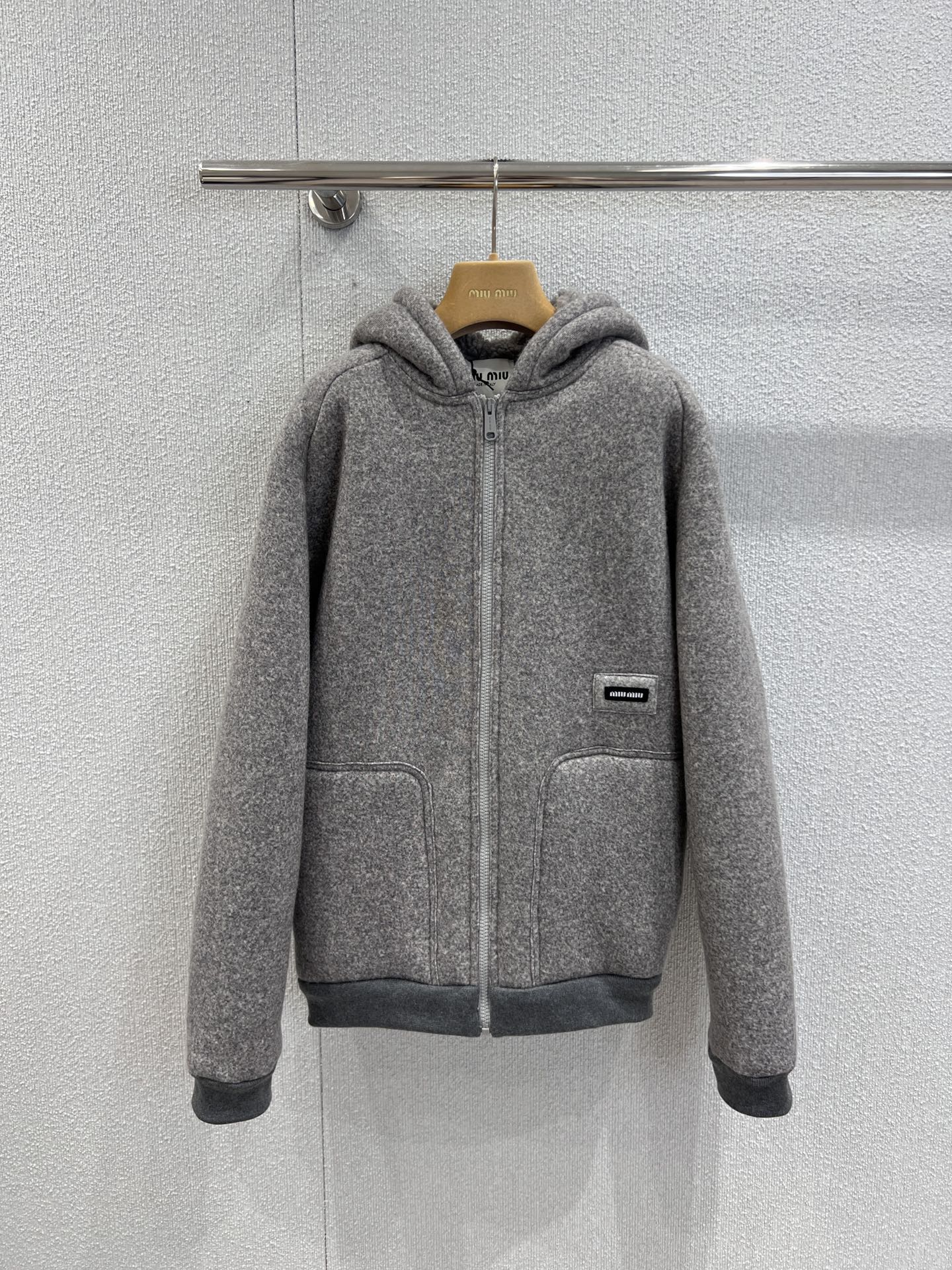 NO:569859,Support exchange MiuMi* 25FW new autumn and winter micro-label thick lamb wool hooded jacket丨Exclusively developed by yb!  High quality production!  The outer layer is made of fine wool blended fabric, which has a crisp texture and a high-end mist feel; the inner layer is covered with soft and waxy lamb wool, which feels like a cloud wrapping around the body. The contoured brim combines style and practicality. Pull up the hat cord on cold days to instantly create a casual and warm look!  With the unbounded design of the same style for men and women, it redefines the high-end and practical wearability of autumn and winter wear. Ready-made S/M/L real-shot detailed pictures, miumiu, jackets & coats, hats, alexander wang19860909支持换款 MiuMi* 25FW秋冬新款微标厚款羊羔毛连帽外套丨独家yb开发！高版出品！外层甄选细腻羊毛混纺面料,质感挺括且自带高级雾感；内里满铺柔糯羊羔毛,轻触如云朵裹身,廓形帽檐兼顾造型感与实用性,冷风天拉起帽绳,即刻打造随性又保暖的造型层次！以男女同款的无界设计,重新定义秋冬穿搭的高级感与实穿性.现货发售S/M/L实拍细节图,,miumiu,jackets & coats,hats,alexander wang,Women's clothing