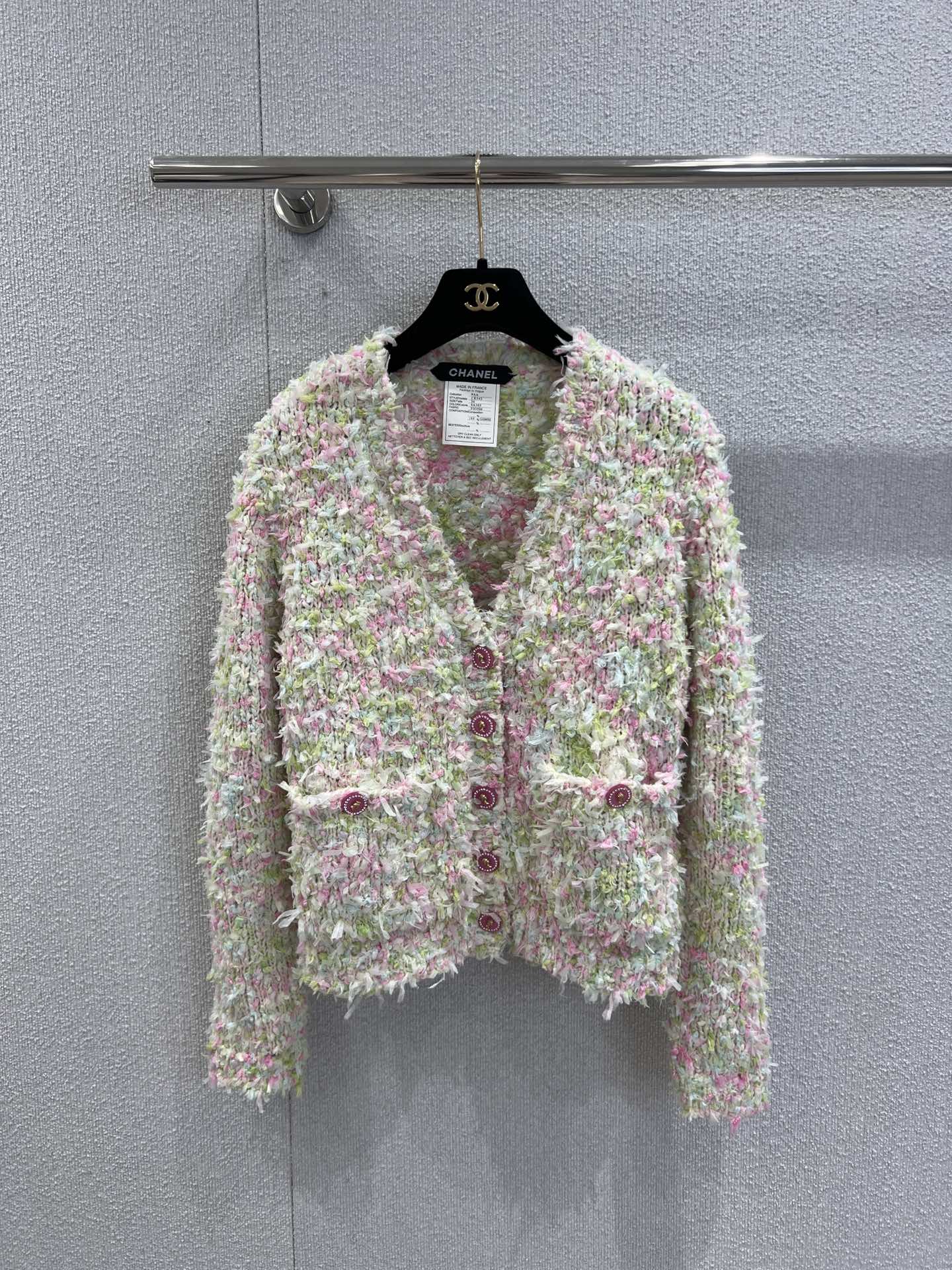 NO:570822,Supports exchange of styles Chan*l 25K high-end handmade workshop series Macaron V-neck knitted cardigan丨Exclusive high-end version!  Combining macaron tones such as cherry blossom pink, mint green, and cream white, every inch of the fabric reveals the delicate texture of hand-woven fabrics. The ruby-red buttons on the placket and pockets, and the neat short V-neck design can cleverly raise the waistline, and can be matched with high-waisted trousers or skirts to create a 30-70 ratio; the loose off-shoulder silhouette is friendly to all body types and can be worn alone or layered. Ready-made S/M/L real shot details, chanel, skirts, alexander  wang19860909支持换款 Chan*l 25K高级手工坊系列 马卡龙V领针织开衫丨独家高版出品！糅合樱花粉、薄荷绿、奶油白等马卡龙色调,每一寸面料都透着手工编织的细腻肌理,门襟与口袋的红宝石色纽扣,利落的短款V领设计,能巧妙抬高腰线,搭配高腰裤装或半裙都能打造三七分比例；宽松的落肩廓形对各种身材友好,单穿叠穿皆可.现货发售S/M/L实拍细节图,,chanel,skirts,alexander wang,Women's clothing