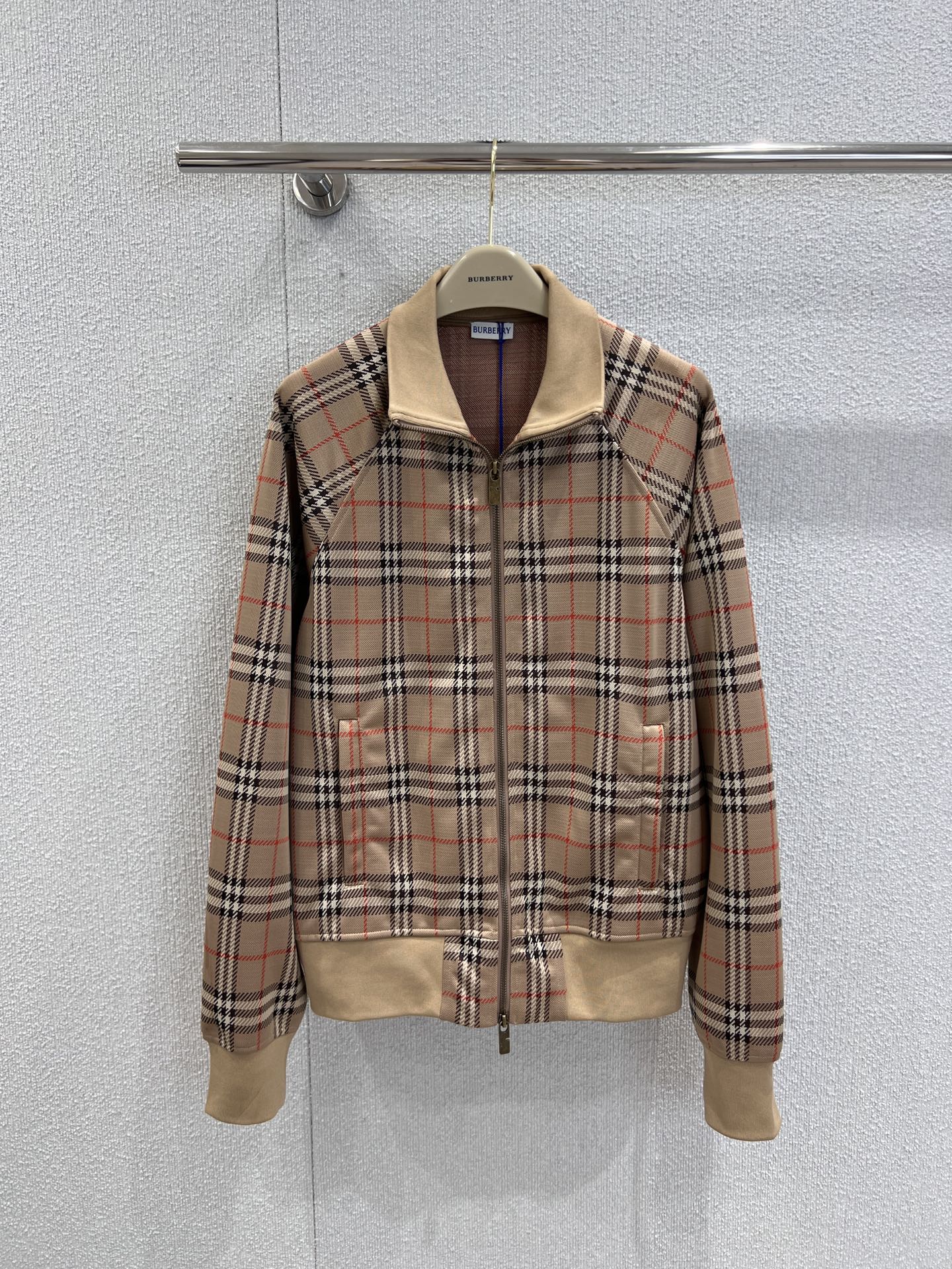 NO:568812,Supports exchange Burberr* 25Fw new autumn and winter classic plaid zipper stand collar jacket丨Exclusive high-end version!  It adopts the iconic Vintage plaid design, blended fabrics + soft lapels, retro and casual. The zipper closure makes it super easy to put on and take off. The loose fit is suitable for all body types. It is warm and fashionable to wear in autumn and winter. The plaid element is highly recognizable and looks great with jeans or casual pants. It can easily create a British style or a sports style. It can be easily used in daily commuting and leisure occasions. Ready-made S/M/L real shot details, burberry, jeans, jackets & coats, jackets &  coats,alexander wang19860909支持换款 Burberr* 25Fw秋冬新款 经典格纹拉链立领夹克外套丨独家高版出品！采用标志性Vintage格纹设计,混纺面料+柔软翻领,复古又休闲.拉链开合,穿脱超方便,宽松版型适合各种身材,秋冬季节穿着保暖又时髦.格纹元素辨识度高,搭配牛仔裤或休闲裤都很出彩,轻松打造英伦风或运动风,日常通勤、休闲场合都能轻松驾驭现货发售S/M/L实拍细节图,,burberry,jeans,jackets & coats,jackets & coats,alexander wang,Women's clothing