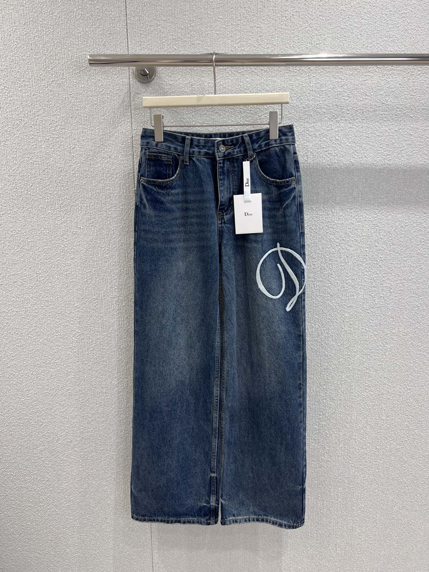 NO:570832,Support exchange Dio* 25Fw early autumn new style jeans with embroidered letters on the side丨Exclusive high-end version!  It is made of high-quality denim fabric and processed with retro washing technology. The white letter embroidery on the side of the pants and the handwriting embroidery on the back waist give a natural and aged layering. It is skin-friendly, comfortable and stiff and stylish. The loose wide-leg silhouette is friendly to all body types. Wear it and you will be the 'style ICON' on the street in early autumn. Ready-made S/M/L real shot details, dior, jeans, alexander wang19860909支持换款 Dio* 25Fw早秋新款 侧边刺绣字母牛仔裤丨独家高版出品！采用高品质牛仔面料,经过复古水洗工艺处理,裤身侧边的白色字母刺绣与后腰的手写体刺绣,呈现出自然做旧的层次感,亲肤舒适且挺括有型,宽松的阔腿廓形对各种身材友好,穿上它,你就是早秋街头的“风格ICON”.现货发售S/M/L实拍细节图,,dior,jeans,alexander wang,Women's clothing
