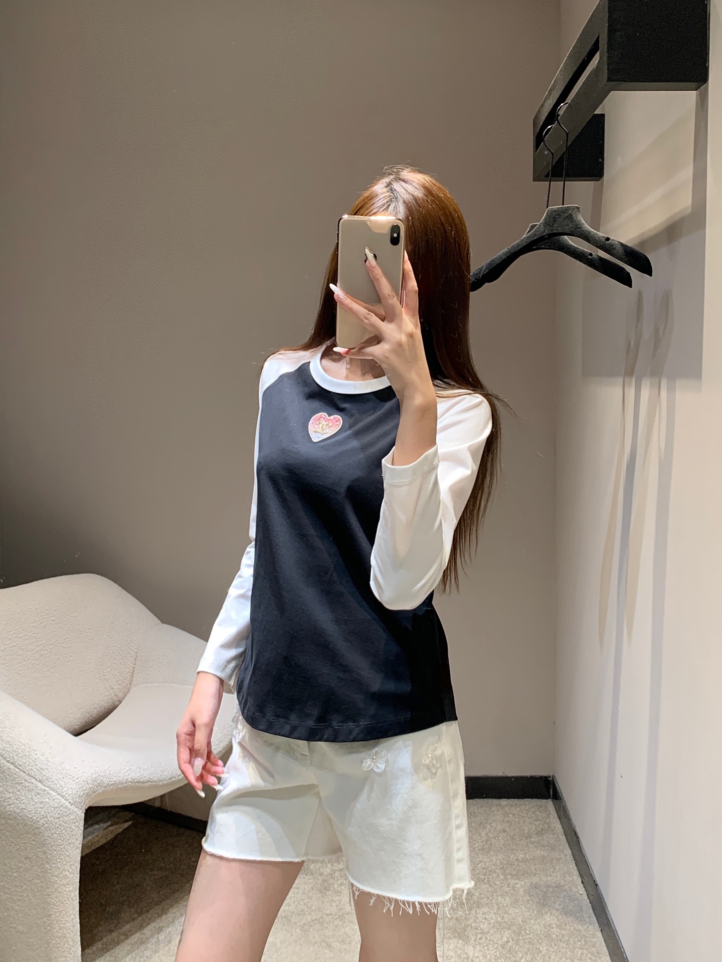 NO:569894,Chane* 25Fw early autumn new love embroidered double C beaded round neck long-sleeved T-shirt | Exclusive high-end version!  Selected skin-friendly cotton fabrics, soft, breathable and stiff; exquisite hemming on the collar and cuffs, retro raglan sleeves, and contrasting designs of black and white, gray and navy, not only modify the arm lines, but also inject retro vitality into the look. The slim-fitting but not tight tailoring is suitable for wearing alone or layered in early autumn!  Available in stock S/M/L,,chanel,tees,t-shirt,alexander wang19860909Chane* 25Fw早秋新款 爱心刺绣双C钉珠圆领长袖T恤丨独家高版出品！精选亲肤棉感面料,柔软透气兼具挺括度；领口、袖口的精致包边,复古插肩袖版型,黑与白、灰与藏蓝的撞色设计,既修饰手臂线条,又为造型注入复古活力.修身不紧身的剪裁,适配早秋单穿或叠穿！现货发售S/M/L,,chanel,tees，t-shirt,alexander wang,Women's clothing