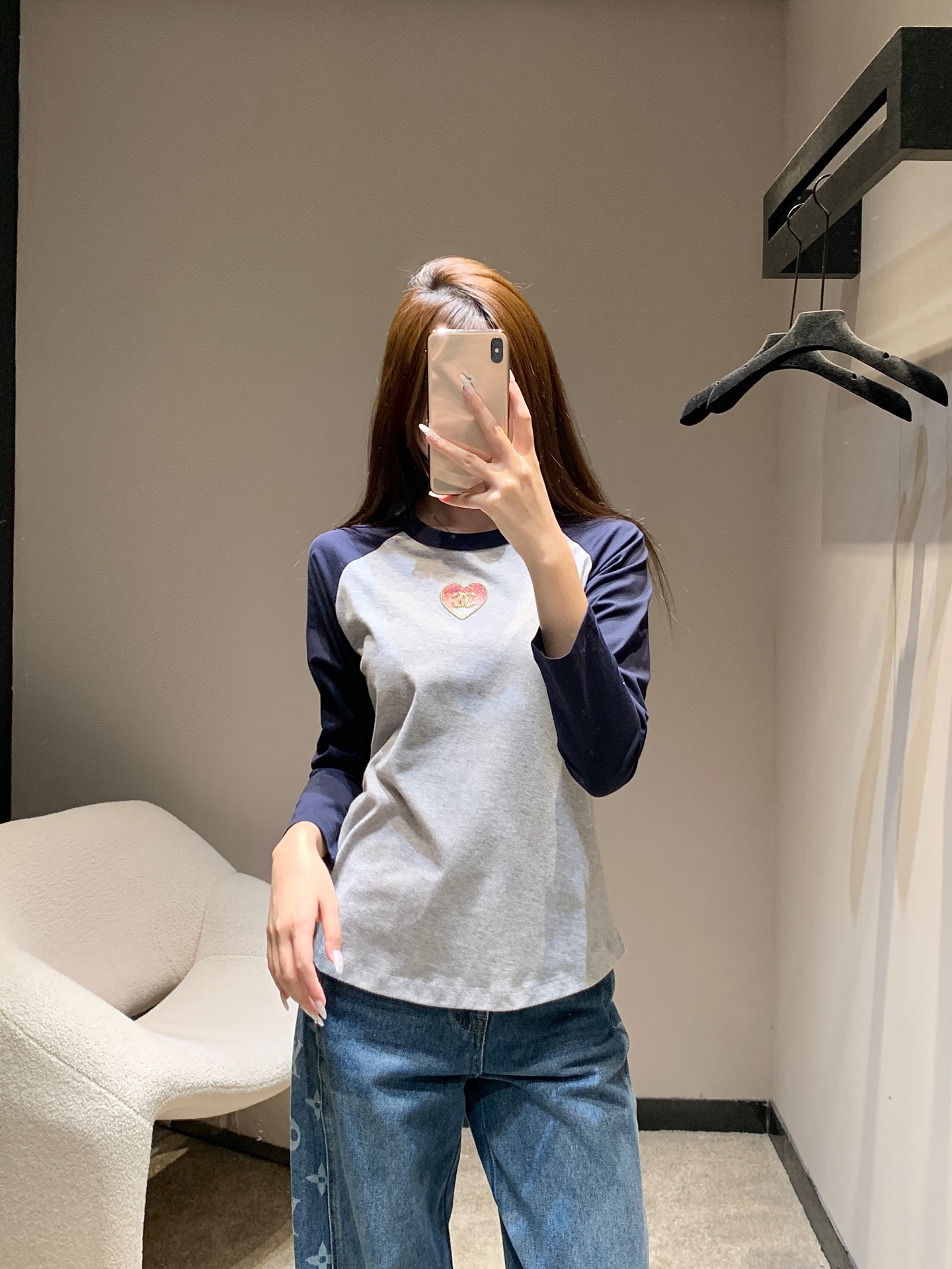 NO:569891,Chane* 25Fw early autumn new love embroidered double C beaded round neck long-sleeved T-shirt | Exclusive high-end version!  Selected skin-friendly cotton fabrics, soft, breathable and stiff; exquisite hemming on the collar and cuffs, retro raglan sleeves, and contrasting designs of black and white, gray and navy, not only modify the arm lines, but also inject retro vitality into the look. The slim-fitting but not tight tailoring is suitable for wearing alone or layered in early autumn!  Available in stock S/M/L,,chanel,tees,t-shirt,alexander wang19860909Chane* 25Fw早秋新款 爱心刺绣双C钉珠圆领长袖T恤丨独家高版出品！精选亲肤棉感面料,柔软透气兼具挺括度；领口、袖口的精致包边,复古插肩袖版型,黑与白、灰与藏蓝的撞色设计,既修饰手臂线条,又为造型注入复古活力.修身不紧身的剪裁,适配早秋单穿或叠穿！现货发售S/M/L,,chanel,tees，t-shirt,alexander wang,Women's clothing