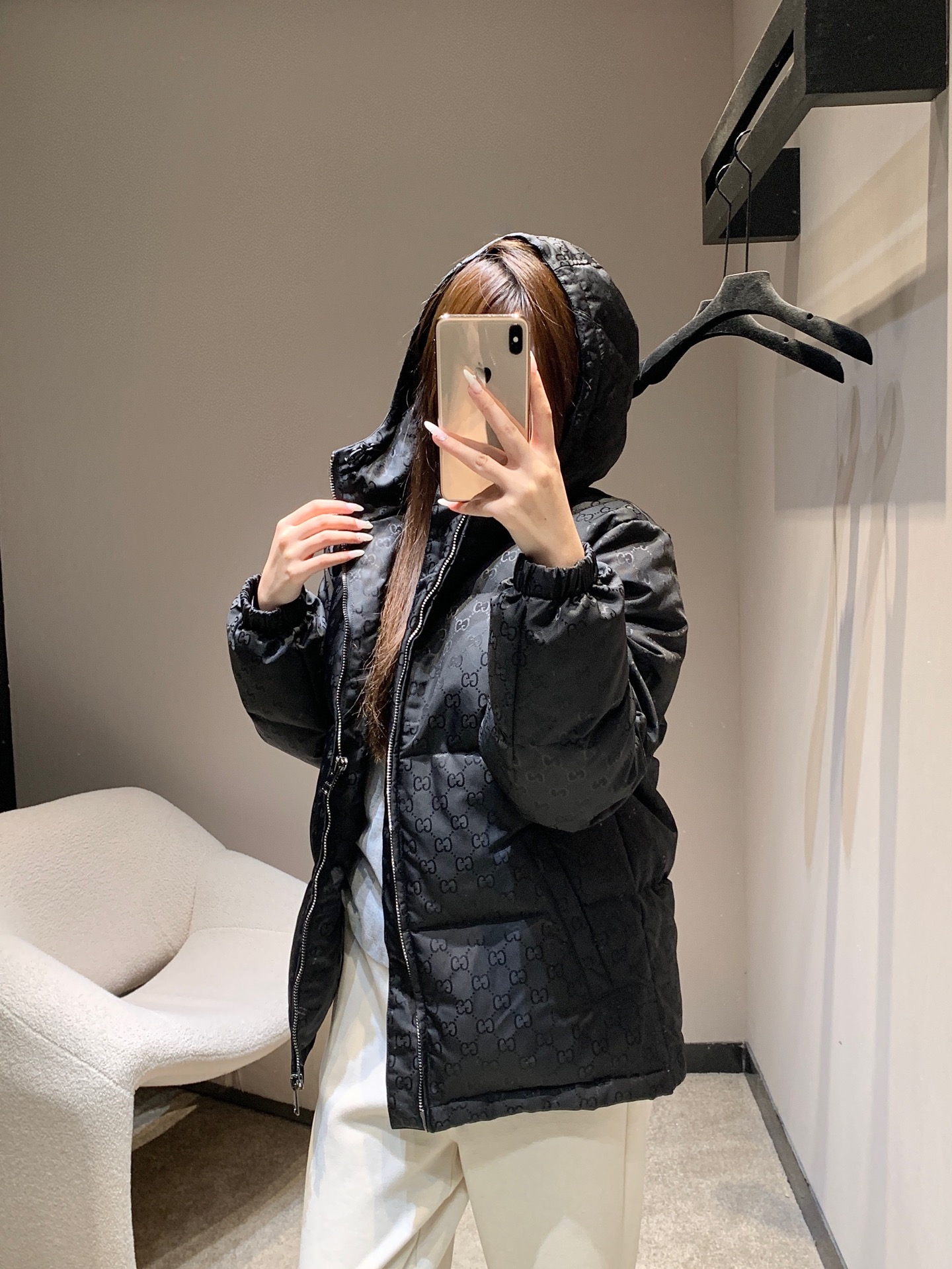 NO:569903,Gucc* 25Fw new autumn and winter dark pattern jacquard hooded down jacket丨Exclusive high-end version!  The all-over Double G dark pattern jacquard craftsmanship, the smooth texture of the metal zipper, and the double G texture are looming against the black tone. The luxury brand genes are hidden in simplicity. The hooded silhouette takes into account both styling and practicality, and the loose tailoring is suitable for layering needs!  Recommended~S/M/L,,gucci,jackets & coats,down jacket,hats,alexander wang, ready for sale19860909Gucc* 25Fw秋冬新款 暗纹提花连帽羽绒服外套丨独家高版出品！满幅双G暗纹提花工艺,金属拉链的顺滑质感、在黑色基调的衬托下,双G纹理若隐若现,于简约中暗藏奢牌基因,连帽廓形兼顾造型感与实用性,宽松剪裁适配叠穿需求！推荐~现货发售S/M/L,,gucci,jackets & coats,down jacket,hats,alexander wang,Women's clothing