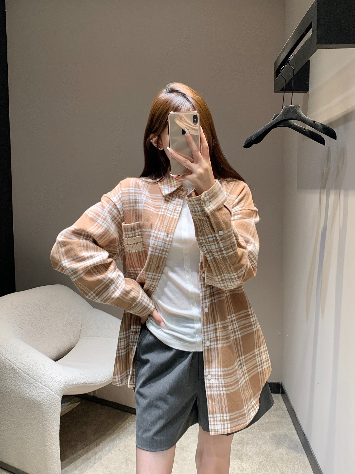 NO:569878,Miumi* 25FW new autumn and winter style pocket patch embroidered plaid long-sleeved shirt丨Exclusive high-end version!  Made of soft and skin-friendly plaid fabric, the loose fit is lazy and slim, and the classic lapel continues the neat texture of the shirt. The most eye-catching thing is the three-dimensional appliqué embroidered letter decoration on the chest pocket. On the retro background of the plaid, the brand's iconic playful energy is injected, and Miu is revealed in every stitch.  The style is quirky and interesting; the neat button closure and long-sleeved design allow it to be worn alone to create a sense of layering in autumn and winter, or layered to serve as a style spice. Warm brown and light blue are available, available in stock S/M/L,,miumiu,shirts,alexander  wang19860909Miumi* 25FW 秋冬新款 口袋贴布绣格纹长袖衬衫丨独家高版出品！选用柔软亲肤的格纹面料,宽松版型慵懒又显瘦,经典翻领延续了衬衫的利落质感.最吸睛的当属胸前口袋的立体贴布绣字母装饰,在格纹的复古底色上,注入了品牌标志性的俏皮活力,每一针都透着Miu式的鬼马灵趣；利落的纽扣开合与长袖设计,让它在秋冬季节既能单穿打造层次感,又能叠穿充当风格调味剂.暖棕、浅蓝可选,现货发售S/M/L,,miumiu,shirts,alexander wang,Women's clothing