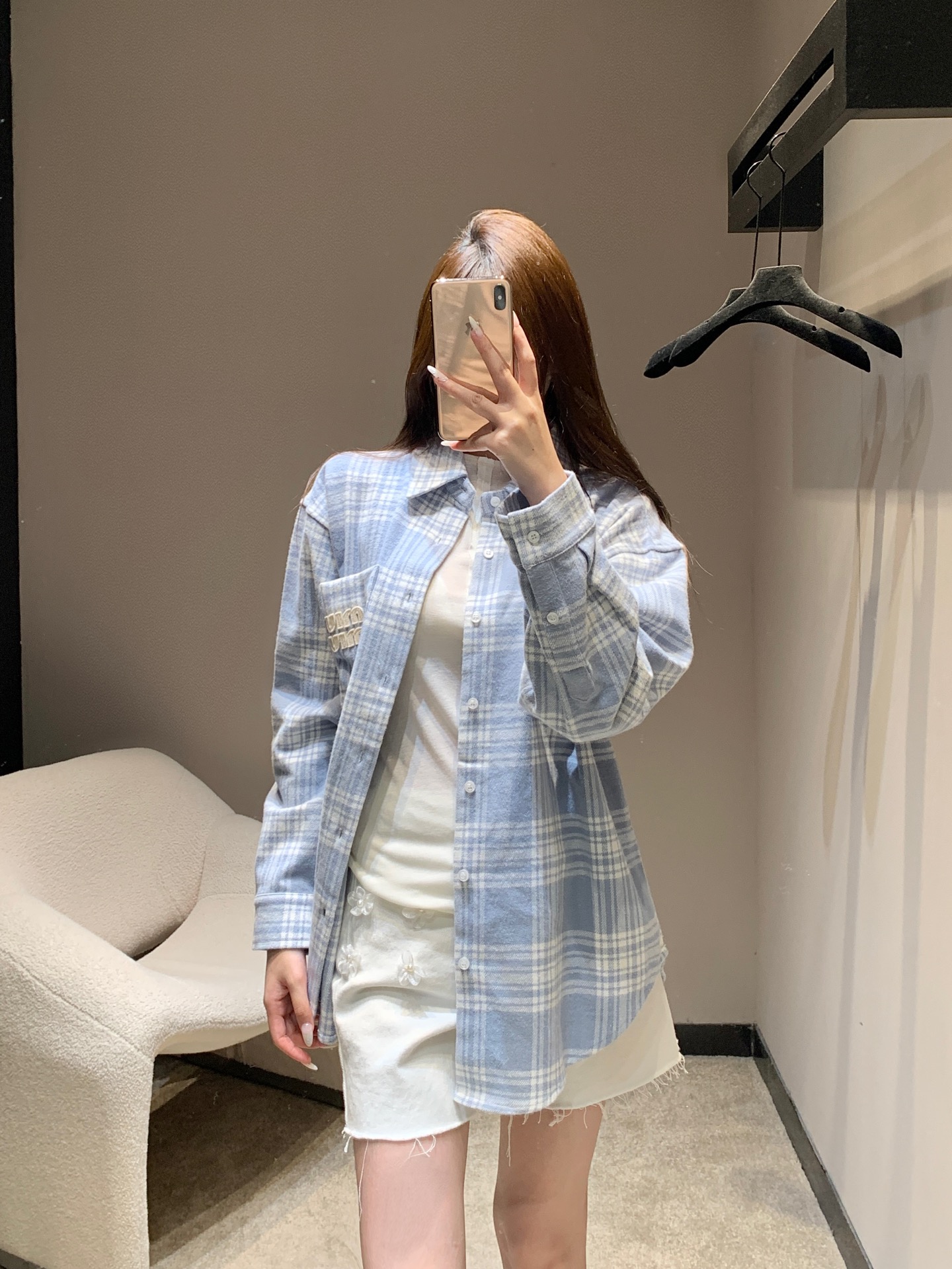 NO:569855,Miumi* 25FW new autumn and winter style pocket patch embroidered plaid long-sleeved shirt丨Exclusive high-end version!  Made of soft and skin-friendly plaid fabric, the loose fit is lazy and slim, and the classic lapel continues the neat texture of the shirt. The most eye-catching thing is the three-dimensional appliqué embroidered letter decoration on the chest pocket. On the retro background of the plaid, the brand's iconic playful energy is injected, and Miu is revealed in every stitch.  The style is quirky and interesting; the neat button closure and long-sleeved design allow it to be worn alone to create a sense of layering in autumn and winter, or layered to serve as a style spice. Warm brown and light blue are available, available in stock S/M/L,,miumiu,shirts,alexander  wang19860909Miumi* 25FW 秋冬新款 口袋贴布绣格纹长袖衬衫丨独家高版出品！选用柔软亲肤的格纹面料,宽松版型慵懒又显瘦,经典翻领延续了衬衫的利落质感.最吸睛的当属胸前口袋的立体贴布绣字母装饰,在格纹的复古底色上,注入了品牌标志性的俏皮活力,每一针都透着Miu式的鬼马灵趣；利落的纽扣开合与长袖设计,让它在秋冬季节既能单穿打造层次感,又能叠穿充当风格调味剂.暖棕、浅蓝可选,现货发售S/M/L,,miumiu,shirts,alexander wang,Women's clothing