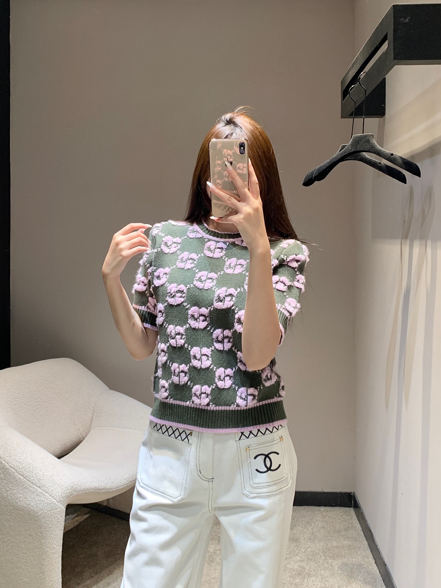 NO:570752,Gucc* 25Fw early autumn new GG jacquard knitted short-sleeved top | Exclusive high-end version!  The three-dimensional jacquard process is used to create the full GG logo. Every texture is full and three-dimensional, making the retro jacquard glow with sweet and cool vitality in early autumn. The short slim silhouette accurately matches the rhythm of early autumn wear. It can be worn alone to highlight the waistline, or layered in suits and denim jackets, injecting the soft layer of knitting into the look. Looks and texture are both online!  Ready for sale S/M/L,,gucci,jackets & coats,T-shirt,business suit,alexander wang19860909Gucc* 25Fw早秋新款 GG提花针织短袖上衣丨独家高版出品！采用立体提花工艺打造满幅GG标识,每一处纹理都饱满立体,让复古提花在早秋焕发出甜酷活力,短款修身廓形精准拿捏早秋穿搭节奏,既能单穿凸显腰线,又能叠穿在西装、牛仔外套内,为造型注入针织的柔软层次.颜值与质感双在线！现货发售S/M/L,,gucci,jackets & coats,T-shirt,business suit,alexander wang,Women's clothing