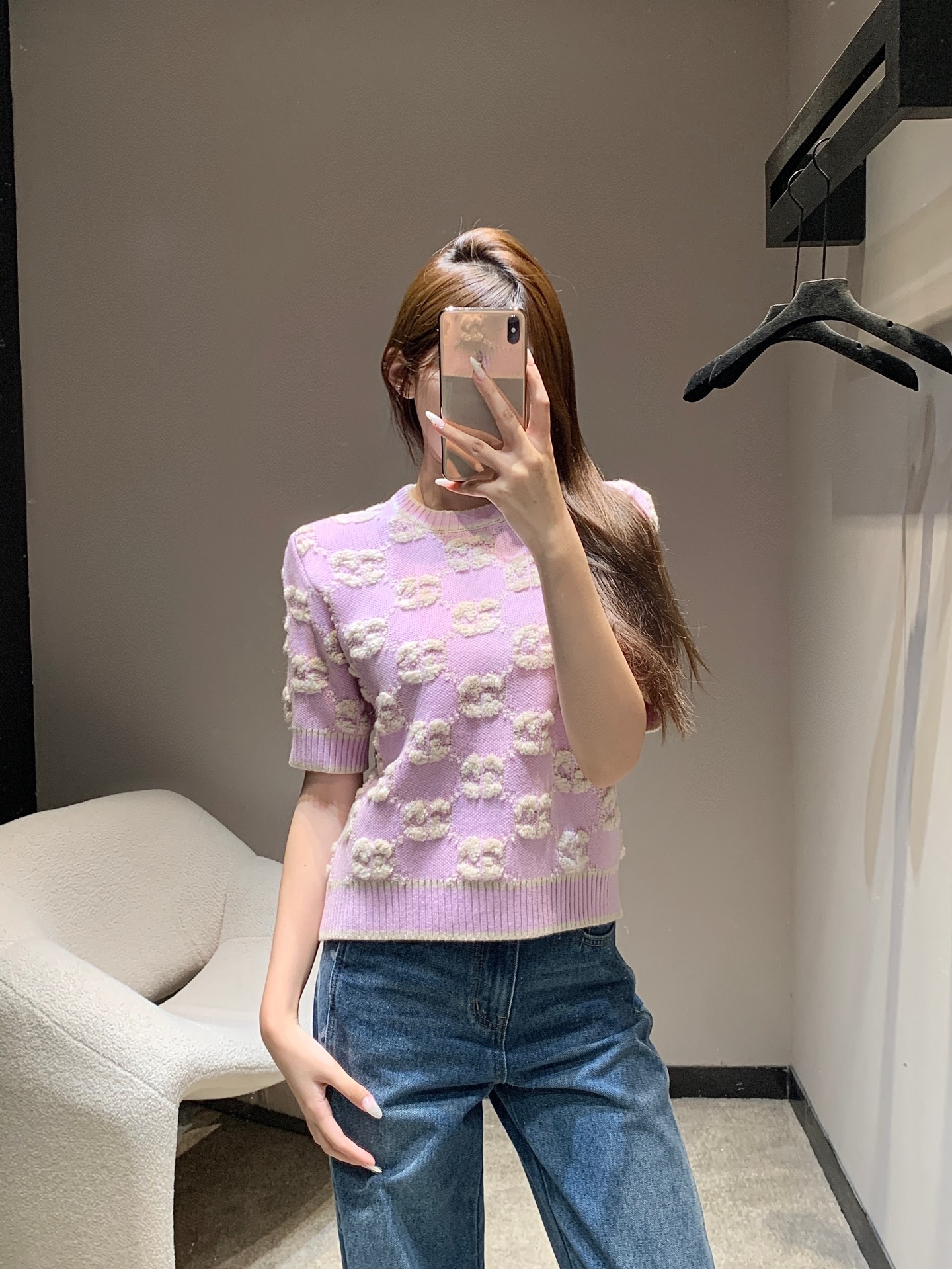 NO:570762,Gucc* 25Fw early autumn new GG jacquard knitted short-sleeved top | Exclusive high-end version!  The three-dimensional jacquard process is used to create the full GG logo. Every texture is full and three-dimensional, making the retro jacquard glow with sweet and cool vitality in early autumn. The short slim silhouette accurately matches the rhythm of early autumn wear. It can be worn alone to highlight the waistline, or layered in suits and denim jackets, injecting the soft layer of knitting into the look. Looks and texture are both online!  Ready for sale S/M/L,,gucci,jackets & coats,T-shirt,business suit,alexander wang19860909Gucc* 25Fw早秋新款 GG提花针织短袖上衣丨独家高版出品！采用立体提花工艺打造满幅GG标识,每一处纹理都饱满立体,让复古提花在早秋焕发出甜酷活力,短款修身廓形精准拿捏早秋穿搭节奏,既能单穿凸显腰线,又能叠穿在西装、牛仔外套内,为造型注入针织的柔软层次.颜值与质感双在线！现货发售S/M/L,,gucci,jackets & coats,T-shirt,business suit,alexander wang,Women's clothing