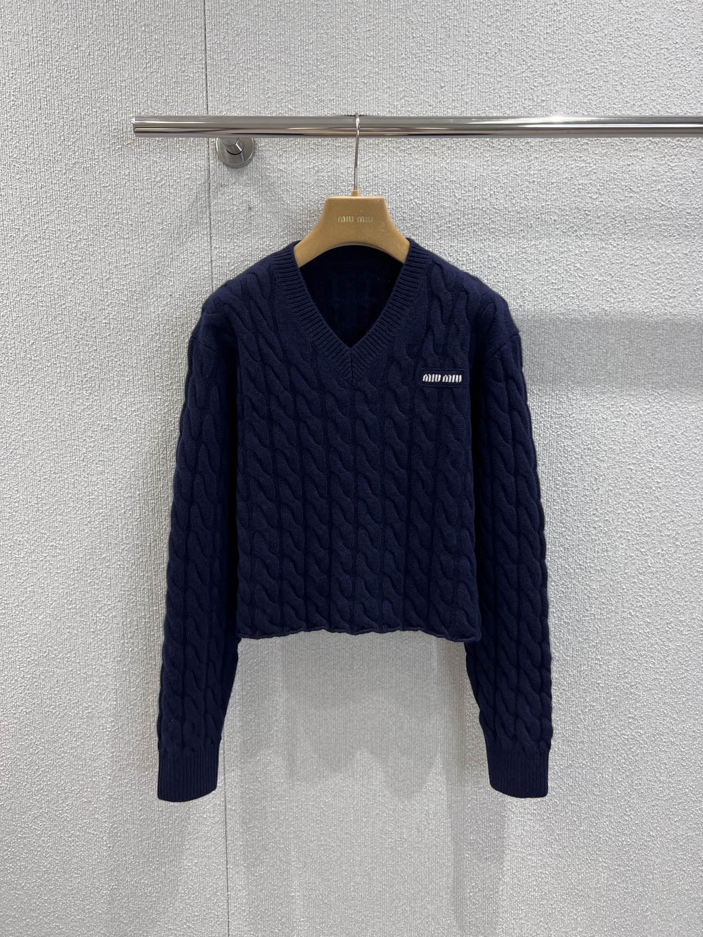 NO:569868,Supports exchange Miumi* 25FW new autumn and winter retro college style navy blue hemp pattern knitted sweater丨Exclusively developed by yb!  High quality production!  It adopts heavy twist texture weaving technology, and the brand logo is embroidered on the chest. Every inch of stitching embodies the delicacy and three-dimensionality of handmade texture. It has an oversize dropped shoulder silhouette and a navy blue tone that is calm and atmospheric. It not only replicates the classic charm of retro knitting, but also supports it with rich colors.  The high-end texture of autumn and winter styles makes 'retro' no longer a monotonous reproduction, but an artistic recreation of texture in the context of luxury brands. Ready-made S/M/L real-shot detailed pictures, miumiu, versace, sweaters, alexander  wang19860909支持换款 Miumi* 25FW秋冬新款 复古学院风藏蓝色麻花纹针织毛衣丨独家yb开发！高版出品！采用重磅麻花纹理编织工艺,胸前品牌标识刺绣,每一寸针脚都凝聚着手工质感的细腻与立体,oversize落肩廓形,藏蓝色调沉静大气,既复刻了复古针织的经典韵味,又以浓郁色彩撑起秋冬造型的高级质感,让“复古”不再是单调复刻,而是奢牌语境下的纹理艺术再造.现货发售S/M/L实拍细节图,,miumiu,versace,sweaters,alexander wang,Women's clothing