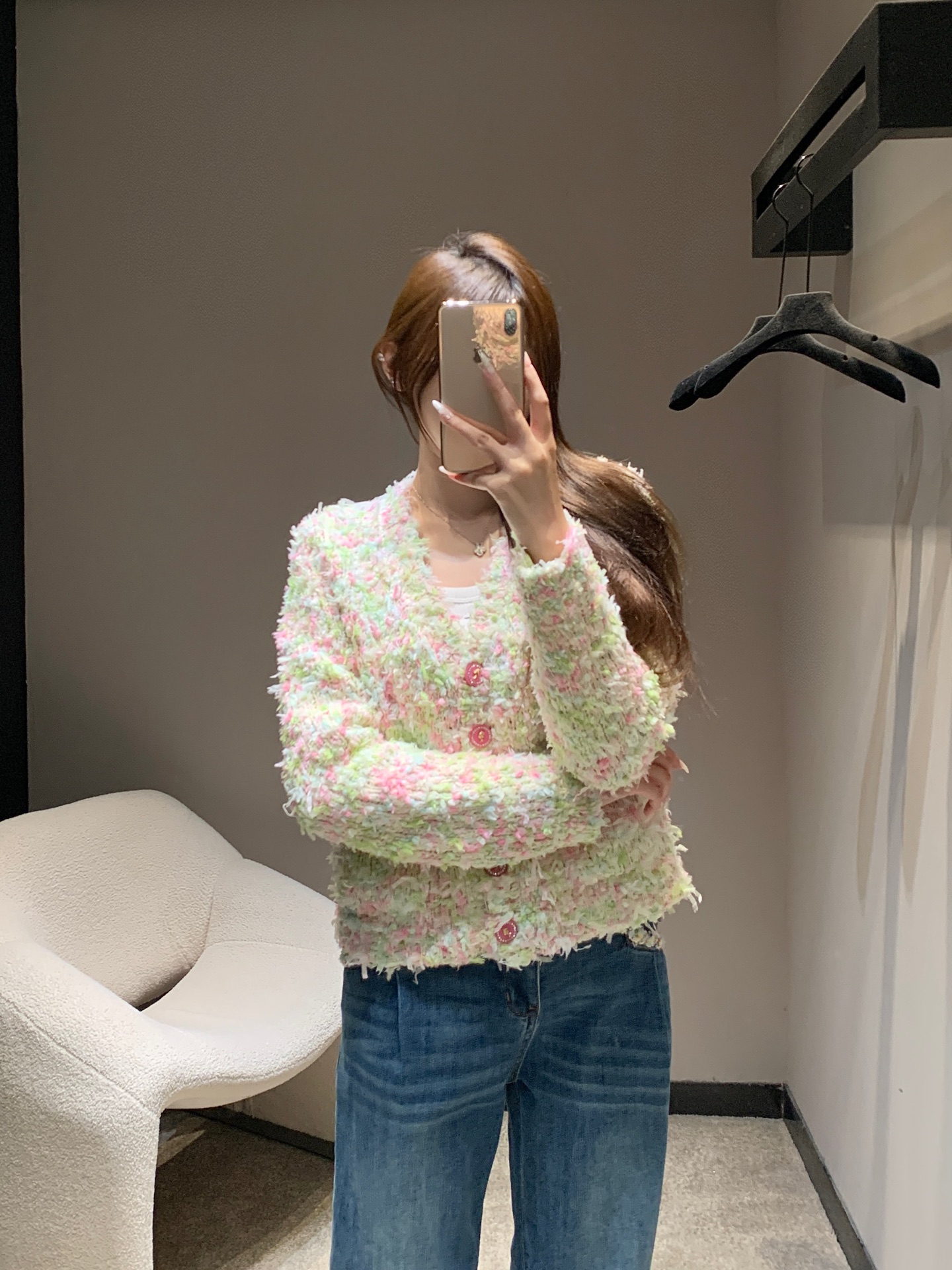 NO:570827,Chan*l 25K high-end handmade workshop series Macaron V-neck knitted cardigan丨Exclusive high-end version!  Combining macaron colors such as cherry blossom pink, mint green, and cream white, every inch of the fabric reveals the delicate texture of hand-woven fabrics. The ruby-red buttons on the placket and pockets, and the neat short V-neck design can cleverly raise the waistline. It can be paired with high-waisted trousers or skirts to create a 30-70 ratio; the loose off-shoulder silhouette is friendly to all body types and can be worn alone or layered. Available now in S/M/L, Chanel, Skirts, Alexander Wang19860909Chan*l 25K高级手工坊系列 马卡龙V领针织开衫丨独家高版出品！糅合樱花粉、薄荷绿、奶油白等马卡龙色调,每一寸面料都透着手工编织的细腻肌理,门襟与口袋的红宝石色纽扣,利落的短款V领设计,能巧妙抬高腰线,搭配高腰裤装或半裙都能打造三七分比例；宽松的落肩廓形对各种身材友好,单穿叠穿皆可.现货发售S/M/L,,chanel,skirts,alexander wang,Women's clothing