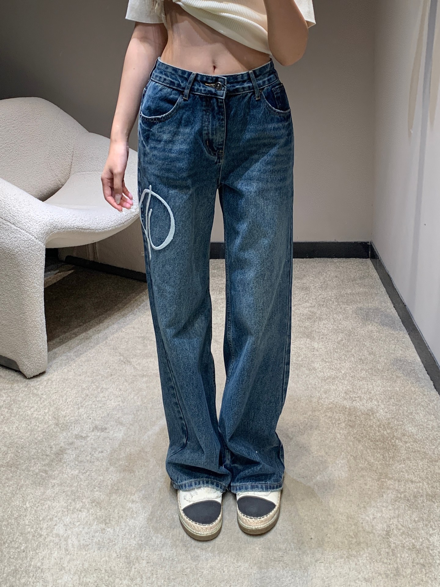 NO:570789,Dio* 25Fw early autumn new style jeans with embroidered letters on the side丨Exclusive high-end version!  It is made of high-quality denim fabric and processed with retro washing technology. The white letter embroidery on the side of the pants and the handwriting embroidery on the back waist show a natural and aged layering. It is skin-friendly, comfortable and stiff and stylish. The loose wide-leg silhouette is friendly to all body types. Wear it and you will be the 'style ICON' on the streets of early autumn. Ready for sale S/M/L,, dior, jeans, alexander wang19860909Dio* 25Fw早秋新款 侧边刺绣字母牛仔裤丨独家高版出品！采用高品质牛仔面料,经过复古水洗工艺处理,裤身侧边的白色字母刺绣与后腰的手写体刺绣,呈现出自然做旧的层次感,亲肤舒适且挺括有型,宽松的阔腿廓形对各种身材友好,穿上它,你就是早秋街头的“风格ICON”.现货发售S/M/L,,dior,jeans,alexander wang,Women's clothing