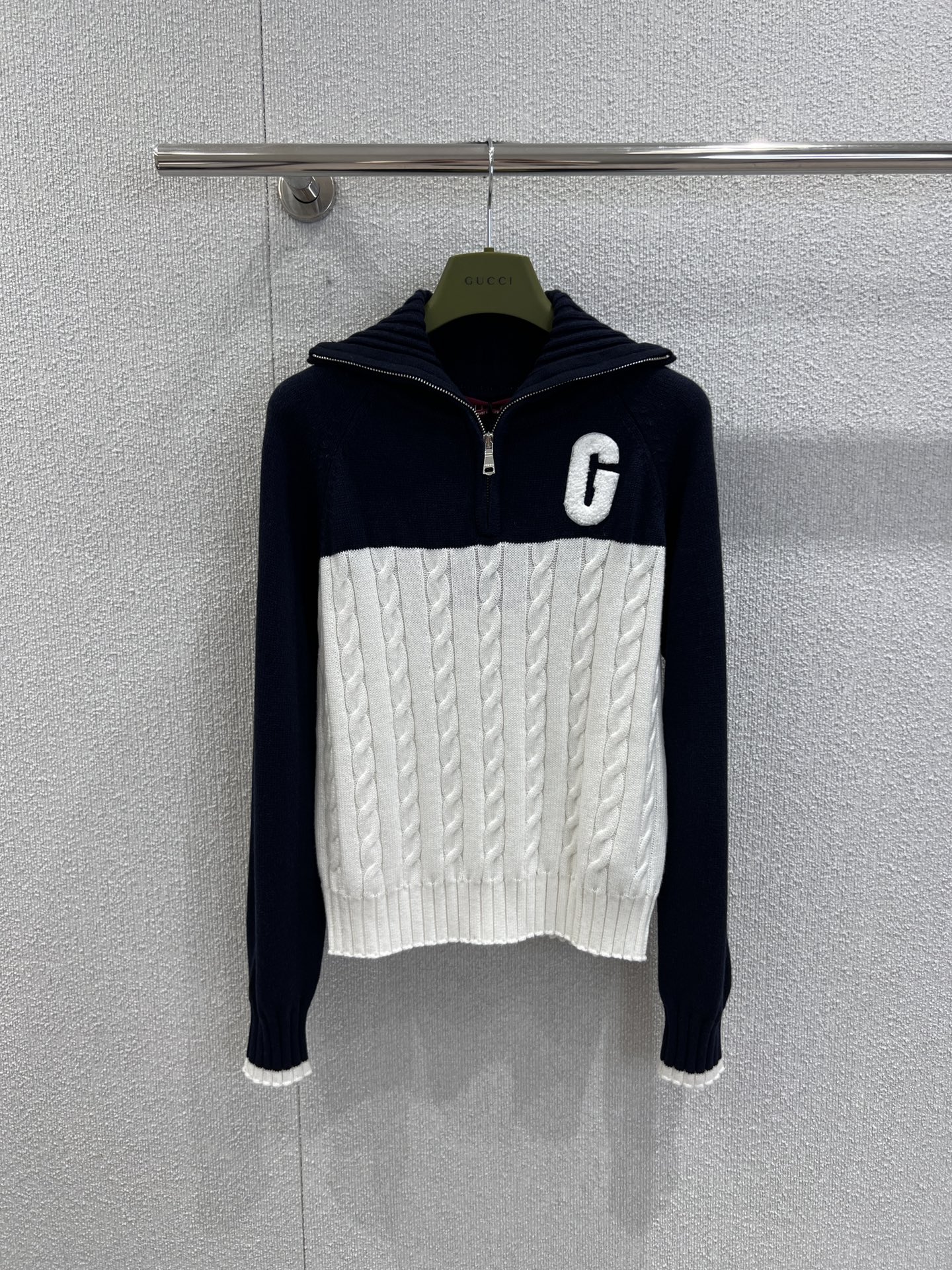 NO:570792,Support Gucc* 25FW new autumn and winter twist knitted half-zip wool sweater | Exclusive high-end version!  Made of soft and skin-friendly wool blended fabric, the contrasting splicing of navy blue and off-white is bold and harmonious, and the classic twist knitting process in the off-white area breaks the dullness of conventional knitting and instantly brightens up the look; the half-zip design can be salty or sweet, and is a warm-weather layer that can be layered or worn alone in autumn and winter. Real-shot details of S/M/L ready for sale, gucci, alexander wang19860909支持换款 Gucc* 25FW秋冬新款 麻花编织半拉链羊毛针织衫丨独家高版出品！采用柔软亲肤的羊毛混纺面料,藏蓝与米白的撞色拼接大胆又和谐,米白区域的经典麻花编织工艺,打破常规针织的沉闷感,瞬间点亮造型；半拉链设计可盐可甜,是秋冬叠穿、单穿都能打的温度担当.现货发售S/M/L实拍细节图,,gucci,alexander wang,Women's clothing