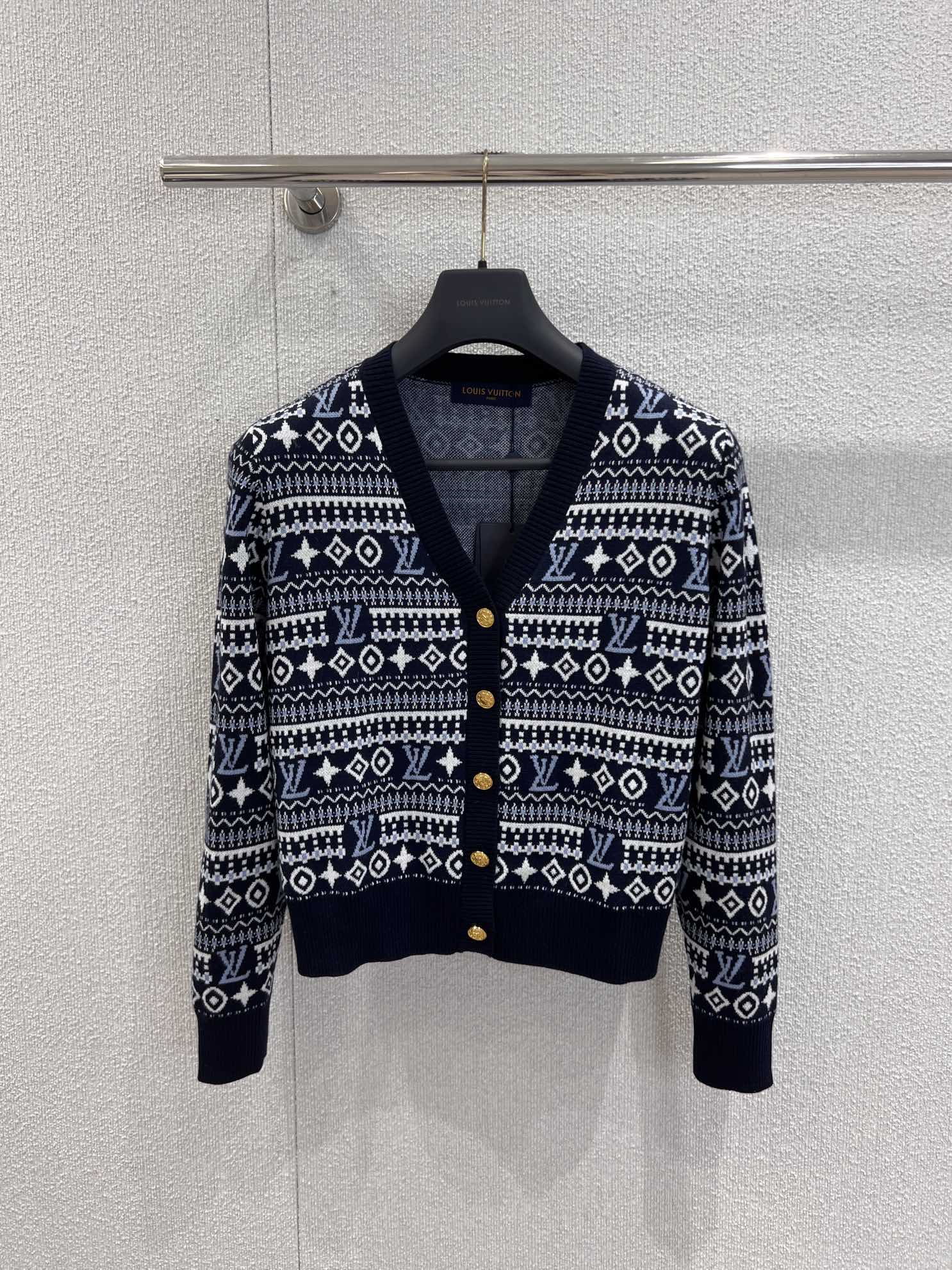 NO:575946,Support exchange Louis Vuitt*n 25FW early autumn new style jacquard V-neck single-breasted knitted cardigan丨Exclusive high-end version!  It uses navy blue as the background color and combines white and light blue jacquard patterns. The brand's iconic logo is interspersed in the pattern, while stars, geometric figures and other elements are added to present a strong retro Fair Isle knitting style, with both brand recognition and retro fashion. Ready-made S/M/L real shot details, Louis Vuitton, Alexander Wang19860909支持换款 Louis Vuitt*n 25FW早秋新款 提花V领单排扣针织开衫丨独家高版出品！以藏蓝色为底色,融合白色、浅蓝色的提花图案,图案中穿插品牌标志性的标识,同时加入星星、几何图形等元素,呈现出浓郁的复古费尔岛针织风格,兼具品牌辨识度与复古时尚感.现货发售S/M/L实拍细节图,,louis vuitton,alexander wang,Women's clothing