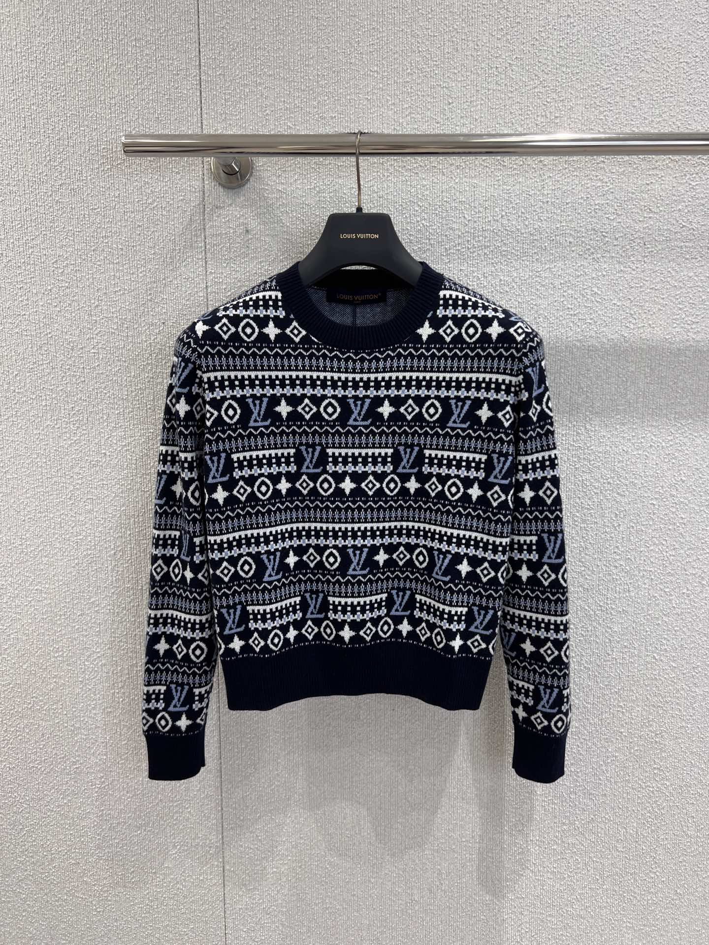 NO:570783,Support exchange Louis Vuitt*n 25FW early autumn new jacquard pullover round neck knitted sweater丨Exclusive high-end version!  It uses navy blue as the background color and combines white and light blue jacquard patterns. The brand's iconic logo is interspersed in the pattern, while stars, geometric figures and other elements are added to present a strong retro Fair Isle knitting style, with both brand recognition and retro fashion sense. Ready-made S/M/L real shot details, louis vuitton, sweaters, alexander wang19860909支持换款 Louis Vuitt*n 25FW早秋新款 提花套头圆领针织毛衣丨独家高版出品！以藏蓝色为底色,融合白色、浅蓝色的提花图案,图案中穿插品牌标志性的标识,同时加入星星、几何图形等元素,呈现出浓郁的复古费尔岛针织风格,兼具品牌辨识度与复古时尚感.现货发售S/M/L实拍细节图,,louis vuitton,sweaters,alexander wang,Women's clothing