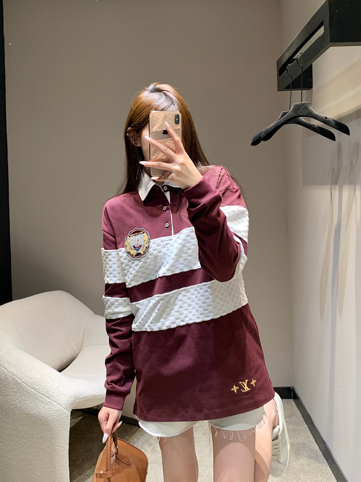 NO:570807,Louis Vuitt*n 25FW Early Autumn New Burgundy Red Organic Cotton Embroidered Collar Pearl Button Polo Shirt | Exclusive high-end version!  Made of organic cotton fabric, the contrasting color of burgundy red and white stripes is eye-catching. The plaid texture in the white area is spliced. It is skin-friendly and breathable and has a high-end stiffness. It is comfortable and casual to wear alone in early autumn. It is a collision of retro and cool, and it is very eye-catching when you go out on the street. The same style for men and women. Available in stock S/M/L, louis vuitton, alexander wang19860909Louis Vuitt*n 25FW早秋新款 勃艮第红有机棉绣花领珍珠扣Polo衫丨独家高版出品！采用有机棉面料,勃艮第红与白色条纹撞色吸睛,白色区域的格纹肌理拼接,亲肤透气且自带高级挺括感,早秋单穿舒适随性,复古与潮酷的碰撞,出街吸睛度满分；男女同款 现货发售S/M/L,,louis vuitton,alexander wang,Women's clothing