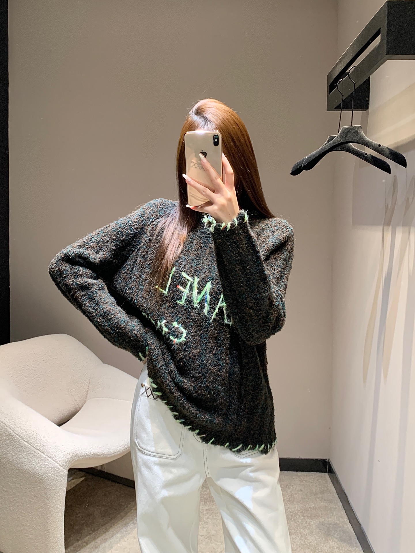 NO:570817,Cha*el 25K high-end handmade workshop series letter crochet sweater丨Exclusive high-end version!  Fluorescent green hand-crocheted letters, fluorescent green raw edges on the collar, cuffs and hem, and the loose shoulder silhouette are friendly to all body types. It can be worn alone to create a casual and lazy style, or layered under a suit or coat, providing more style possibilities for autumn and winter layering. Wear it and you will be a walking fashion art curator. Ready for sale S/M/L,, business suit, alexander wang19860909Cha*el 25K高级手工坊系列 字母钩花针织衫丨独家高版出品！荧光绿手工钩花字母,领口、袖口与下摆的荧光绿毛边,宽松的落肩廓形对各种身材友好,既可单穿打造随性慵懒风,也可叠穿在西装或大衣内,为秋冬叠穿提供更多风格可能.穿上它,你就是行走的时尚艺术策展人.现货发售S/M/L,,business suit,alexander wang,Women's clothing