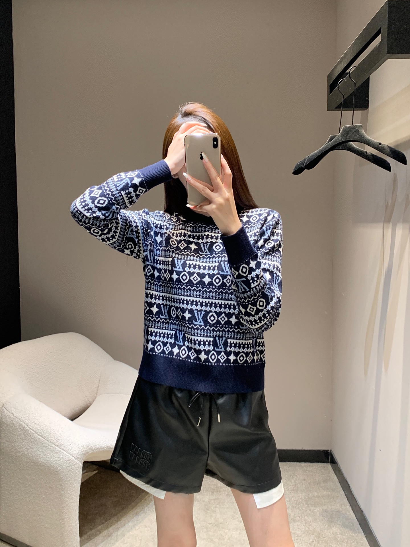 NO:570787,Louis Vuitt*n 25FW Early Autumn New Jacquard Pullover Round Neck Knitted Sweater | Exclusive high-end version!  It uses navy blue as the background color and combines white and light blue jacquard patterns. The brand's iconic logo is interspersed in the pattern, while stars, geometric figures and other elements are added to present a strong retro Fair Isle knitting style, with both brand recognition and retro fashion. Available in stock S/M/L, Louis Vuitton, Sweaters, Alexander Wang19860909Louis Vuitt*n 25FW早秋新款 提花套头圆领针织毛衣丨独家高版出品！以藏蓝色为底色,融合白色、浅蓝色的提花图案,图案中穿插品牌标志性的标识,同时加入星星、几何图形等元素,呈现出浓郁的复古费尔岛针织风格,兼具品牌辨识度与复古时尚感.现货发售S/M/L,,louis vuitton,sweaters,alexander wang,Women's clothing