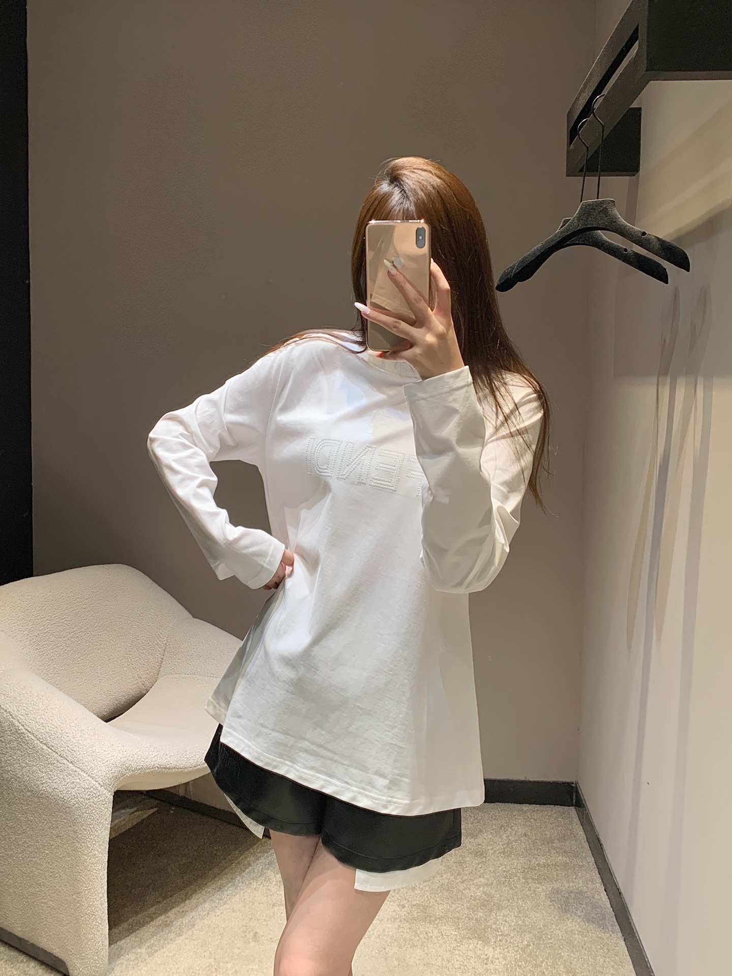 NO:575959,Fen*i 25Fw new early autumn letter embroidered round neck long-sleeved T-shirt丨Exclusive high-end version!  The three-dimensional letter embroidery on the chest is the visual focus, presented with precision craftsmanship. Every stitch reveals the exquisiteness of the luxury brand, allowing the brand recognition to be quietly released in a low-key manner; the round neck design is simple and elegant, suitable for various styles of stacking ideas, and the long-sleeved version is tailor-made for the early autumn temperature, taking into account comfort and style. Available in stock S/M/L, fendi, tees, t-shirt, alexander wang19860909Fen*i 25Fw早秋新款 字母刺绣圆领长袖T恤丨独家高版出品！胸前的立体字母刺绣是视觉焦点,以精密工艺呈现,每一针都透着奢牌的细腻考究,让品牌辨识度在低调中悄然释放；圆领设计简约大气,适配各种风格的叠搭思路,长袖版型则为早秋的气温量身定制,兼顾舒适与造型感.现货发售S/M/L,,fendi,tees，t-shirt,alexander wang,Women's clothing