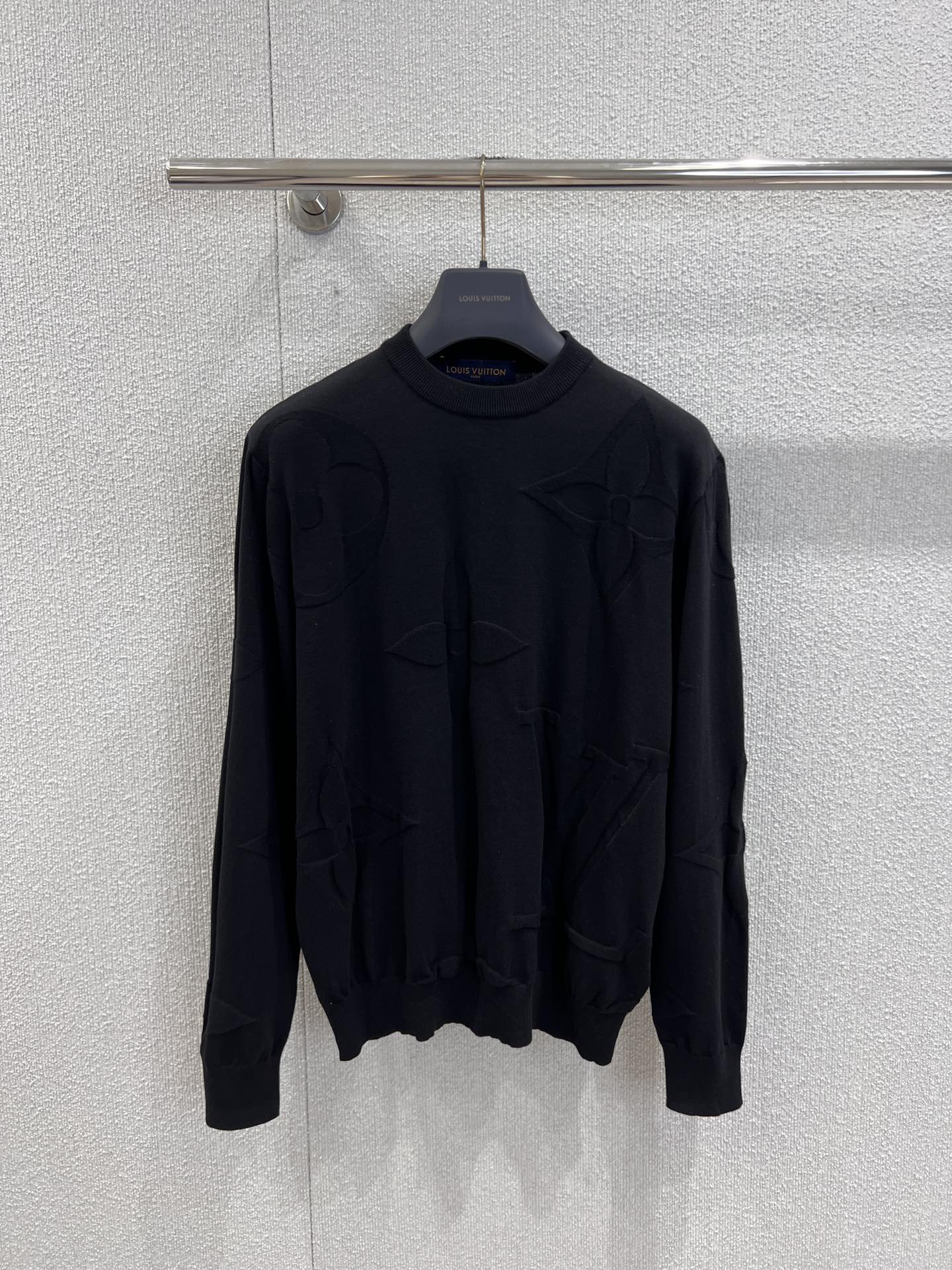 NO:575962,Support exchange Louis Vuitt*n 25FW early autumn new nogram jacquard sweater丨exclusively developed by yb!  High quality production!  Classic presbyopia pattern + black main tone, low-key and luxurious!  High-quality pure cotton yarn, soft and comfortable, very suitable for autumn and winter. Loose fit, ribbed cuffs and hem, warm and slimming. Paired with jeans or casual pants, you can easily get a simple and high-end feel. A must-have for lovers of low-key luxury style, it can be easily used in daily or light business occasions!  Ready sale S/M/L real shot details,,louis vuitton,jeans,alexander wang19860909支持换款 Louis Vuitt*n 25FW早秋新款 nogram提花针织衫丨独家yb开发！高版出品！经典老花图案+黑色主调,低调又奢华！高品质纯棉纱线,柔软舒适,秋冬穿超合适.宽松版型,袖口和下摆罗纹收口,保暖又显瘦.搭配牛仔裤或休闲裤,轻松get简约高级感.低调奢华风格爱好者必入,日常或轻商务场合都能轻松驾驭！现货发售S/M/L实拍细节图,,louis vuitton,jeans,alexander wang,Women's clothing