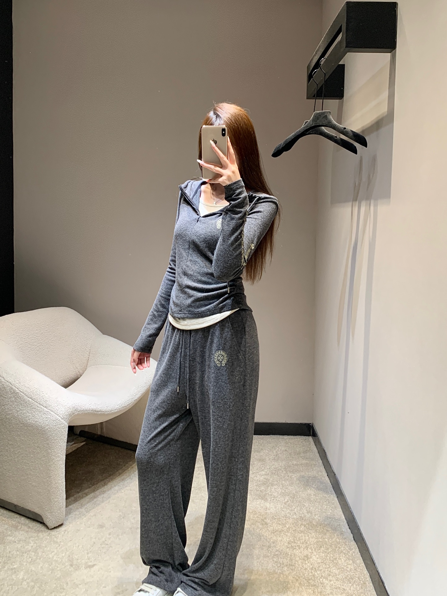 NO:575949,Chorme heart* 25Fw early autumn new fake two-piece spliced ​​hooded top + wide-leg pants set丨Exclusive high-end version!  Selected skin-friendly knitted fabrics, taking into account early autumn warmth and comfort; the half-zip hooded design brings street casualness; the brand's iconic cross and Sanskrit printing details on the sleeves and back, the pants' high-waisted drawstring design adapts to various body shapes, the wide-leg silhouette is slimming, and the brand logo embroidery on the pants is a low-key finishing touch. It is the first choice for effortless fashion for daily outings. Ready for sale S/M/L,, hats, alexander wang19860909Chorme heart* 25Fw早秋新款 假两件拼接连帽上衣+阔腿裤套装丨独家高版出品！精选亲肤针织面料,兼顾早秋保暖与穿搭舒适度；半拉链连帽设计自带街头随性；袖子与后背的品牌标志性十字、梵文印花细节,裤子高腰抽绳设计适配多元身形,阔腿廓形垂坠显瘦,裤身品牌徽标刺绣低调点睛,是日常出街的不费力潮搭首选.现货发售S/M/L,,hats,alexander wang,Women's clothing