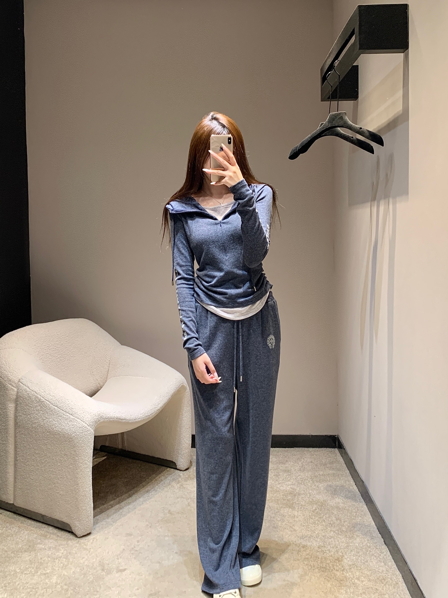 NO:575952,Chorme heart* 25Fw early autumn new fake two-piece spliced ​​hooded top + wide-leg pants set丨Exclusive high-end version!  Selected skin-friendly knitted fabrics, taking into account early autumn warmth and comfort; the half-zip hooded design brings street casualness; the brand's iconic cross and Sanskrit printing details on the sleeves and back, the pants' high-waisted drawstring design adapts to various body shapes, the wide-leg silhouette is slimming, and the brand logo embroidery on the pants is a low-key finishing touch. It is the first choice for effortless fashion for daily outings. Ready for sale S/M/L,, hats, alexander wang19860909Chorme heart* 25Fw早秋新款 假两件拼接连帽上衣+阔腿裤套装丨独家高版出品！精选亲肤针织面料,兼顾早秋保暖与穿搭舒适度；半拉链连帽设计自带街头随性；袖子与后背的品牌标志性十字、梵文印花细节,裤子高腰抽绳设计适配多元身形,阔腿廓形垂坠显瘦,裤身品牌徽标刺绣低调点睛,是日常出街的不费力潮搭首选.现货发售S/M/L,,hats,alexander wang,Women's clothing