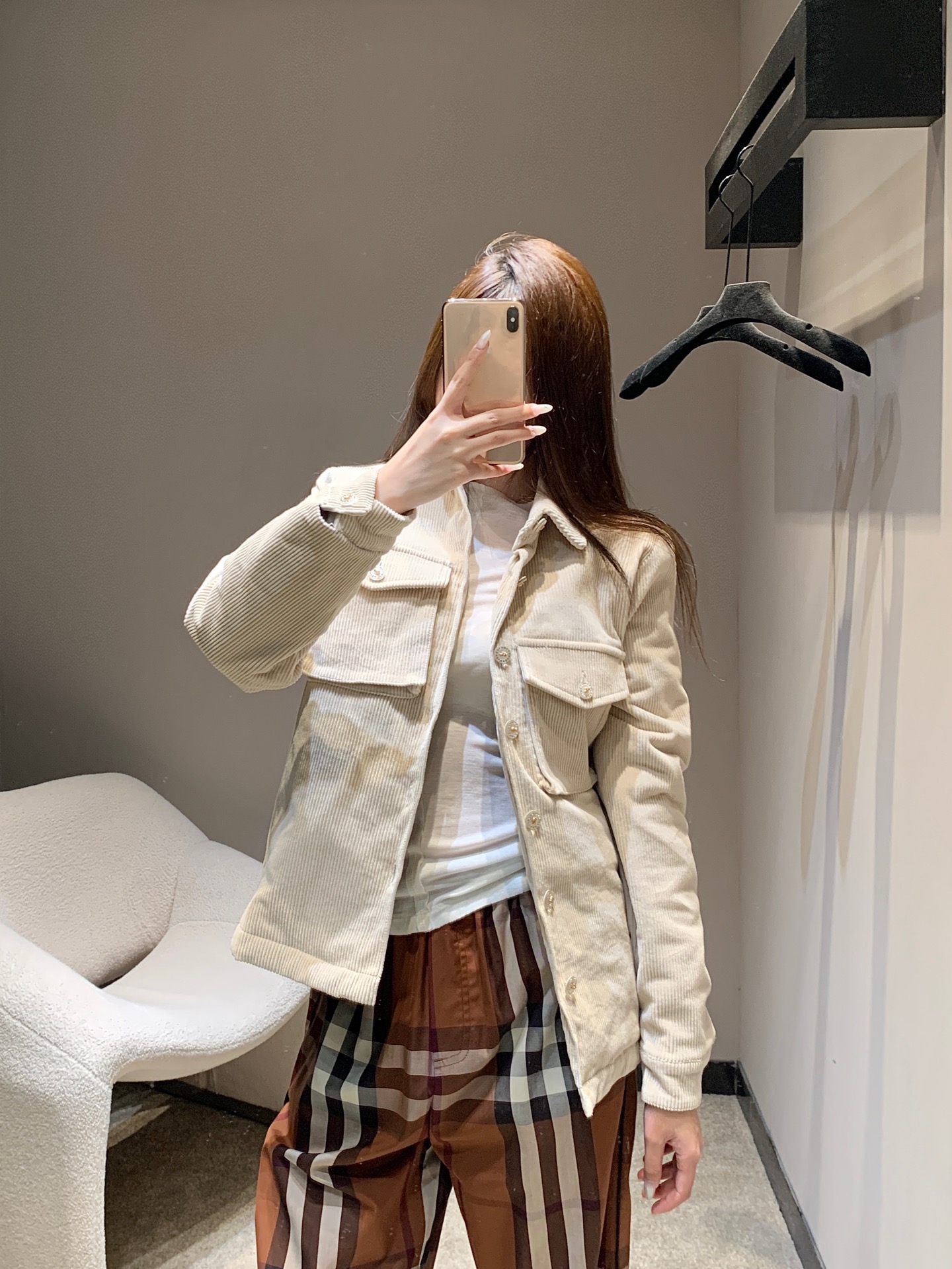 NO:575943,Chan*l 25K high-end handmade workshop series corduroy shirt-style quilted jacket丨Exclusive high-end version!  Selected textured corduroy fabrics, two tones of light mint green and beige, with a retro French accent in the suede texture, continuing the classic shirt-style tailoring, the lapel design is smart and elegant, the double patch pocket element is practical and stylish, custom metal buttons embellish the body, or echo the same color as the fabric, the retro warmth of the corduroy and the soft fusion of the skirt, directly filling the French romantic atmosphere. Ready for sale S/M/L,, chanel, skirts, jackets &  coats,shirts,alexander wang19860909Chan*l 25K高级手工坊系列 灯芯绒衬衫式夹棉外套丨独家高版出品！精选质感灯芯绒面料,浅薄荷绿与米杏色两款色调,在绒面肌理中晕染出复古法式腔调,延续经典衬衫式剪裁,翻领设计干练大气,双贴袋元素实用且具造型感,定制金属纽扣点缀衣身,或与面料同色系呼应,灯芯绒的复古暖意与裙装的柔美融合,法式浪漫氛围感直接拉满.现货发售S/M/L,,chanel,skirts,jackets & coats,shirts,alexander wang,Women's clothing