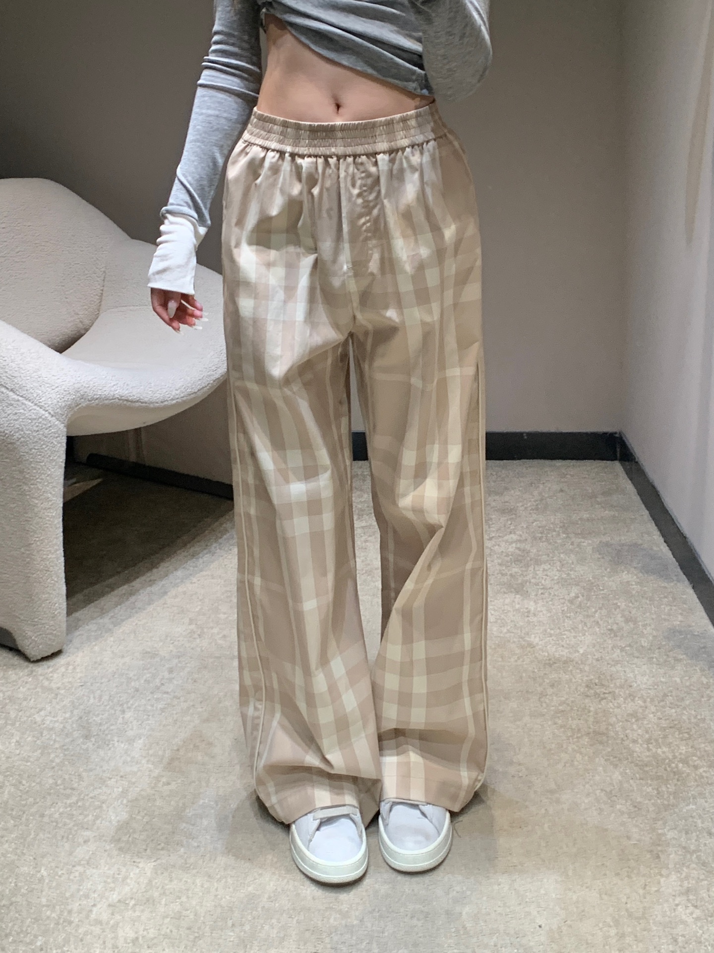 NO:576093,Burberr* 25Fw early autumn new elastic waist plaid straight trousers丨Exclusive high-end version!  The color combination of brown, beige, black and red is intertwined, bringing with it the visual tension of retro elegance. Whether you look at the precise arrangement of the plaid up close, it adopts a straight wide + elastic waist design, which is friendly to various body shapes. The straight cut modifies the leg shape and visually extends the proportions; elastic waistband  Taking into account both comfort and neatness, there is no pressure to put on and take off in daily life. The fabric has a full sense of drape and a sense of elegance when walking. It can be worn alone or layered in early autumn to create a casual yet casual style. Available in stock in S/M/L, Burberry, Alexander  wang19860909Burberr* 25Fw早秋新款 松紧腰格纹直筒长裤丨独家高版出品！以棕、米、黑、红的配色交织,自带复古贵气的视觉张力.无论是近看格纹的精密排布,采用直筒阔型+松紧腰设计,对各种身材友好度拉满直筒剪裁修饰腿型,视觉上延伸比例；松紧腰头兼顾舒适与利落,日常穿脱无压力.面料垂坠感十足,行走间自带飘逸感,早秋单穿、叠搭都能打造随性不随便的造型层次.现货发售S/M/L,,burberry,alexander wang,Women's clothing