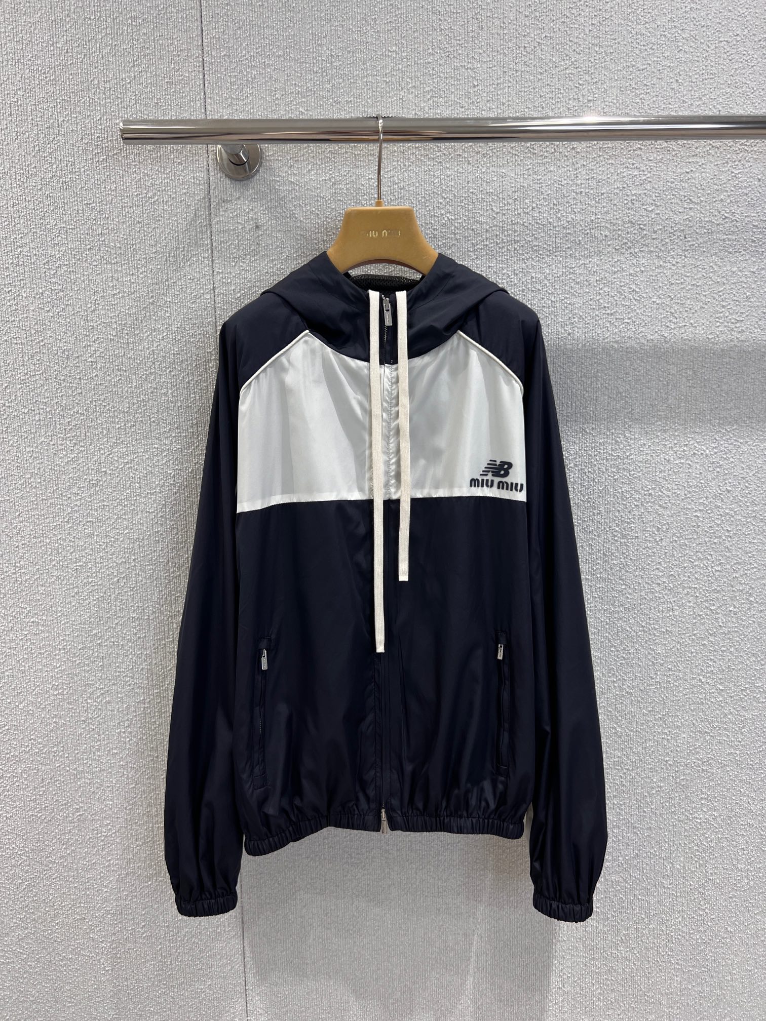 NO:575963,Support exchange Miumi*&New Bal*nce co-branded contrasting zipper hooded jacket and jacket丨exclusively developed by yb!  High quality production!  Made of high-quality windproof fabric, it is both crisp and comfortable to wear. Contrast color splicing is the core of the vision. Multiple color combinations such as green and white, black and white, navy blue, white and red are bold and harmonious. The dual brand logos on the chest are eye-catching, and the oversized version has a casual tone.  The tone, the hooded design adds casual vitality, and the zipper opening and symmetrical pockets take into account both practicality and style. It is the first choice for lazy people to go out in style every day. Ready-made S/M/L real shot details,, miumiu, versace, jackets  & coats,jackets & coats,hats,alexander wang19860909支持换款 Miumi*&New Bal*nce联名款 撞色拉链连帽夹克冲锋衣外套丨独家yb开发！高版出品！采用高质感防风面料,兼具利落挺括与舒适穿着感,撞色拼接是视觉核心,绿白、黑白、藏青白红等多组配色大胆又和谐,胸前双品牌联名标识醒目吸睛,oversize版型自带随性腔调,连帽设计增添休闲活力,拉链开合与对称口袋则兼顾实用性与造型感,是日常出街的懒人时髦首选.现货发售S/M/L实拍细节图,,miumiu,versace,jackets & coats,jackets & coats,hats,alexander wang,Women's clothing