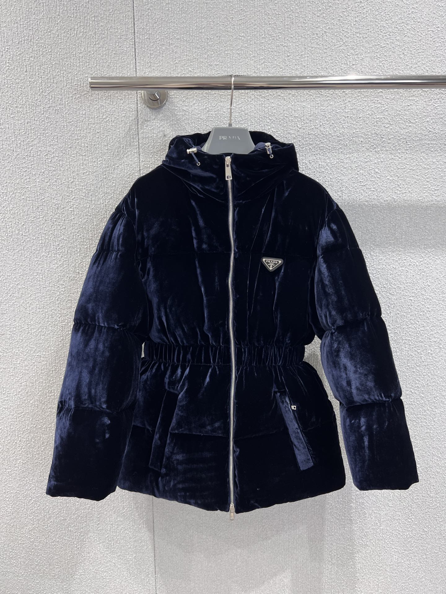 NO:607643,Comes with dust bag Prada 25Fw new autumn and winter gold velvet ant waist down jacket | Exclusively developed by yb!  High quality production!  The selected high-definition velvet fabric has a delicate luster when the light flows. The metal triangle logo on the chest is a low-key statement of identity, simple but highly recognizable; the hooded version combines warmth and style, the two-way zipper is smooth and durable, and the large pocket design is practical and concave; the iconic  The 'ant waist' waist design is the soul - the three-dimensional shirring process on the waist, which exquisitely blends the fluffy down silhouette with the softness of the female waistline. It is a must-have item for the winter wardrobe ~ ready for sale S/M/L real shot details, prada, jackets  & coats,down jacket,hats,alexander wang19860909配防尘袋 Prada 25Fw秋冬新款 金丝绒蚂蚁腰羽绒服外套丨独家yb开发！高版出品！精选高定丝绒面料,在光线流转间泛着细腻光泽,胸前金属三角标,是身份的低调宣言,简约却极具辨识度；连帽版型兼顾保暖与造型感,双向拉链顺滑耐用,大口袋设计实用又能凹造型；标志性的“蚂蚁腰”收腰设计是灵魂所在——腰部立体抽褶工艺,将蓬松羽绒的廓形感与女性腰线的柔美性精妙融合.是冬季衣橱必备单品～现货发售S/M/L实拍细节图,,prada,jackets & coats,down jacket,hats,alexander wang,Women's clothing