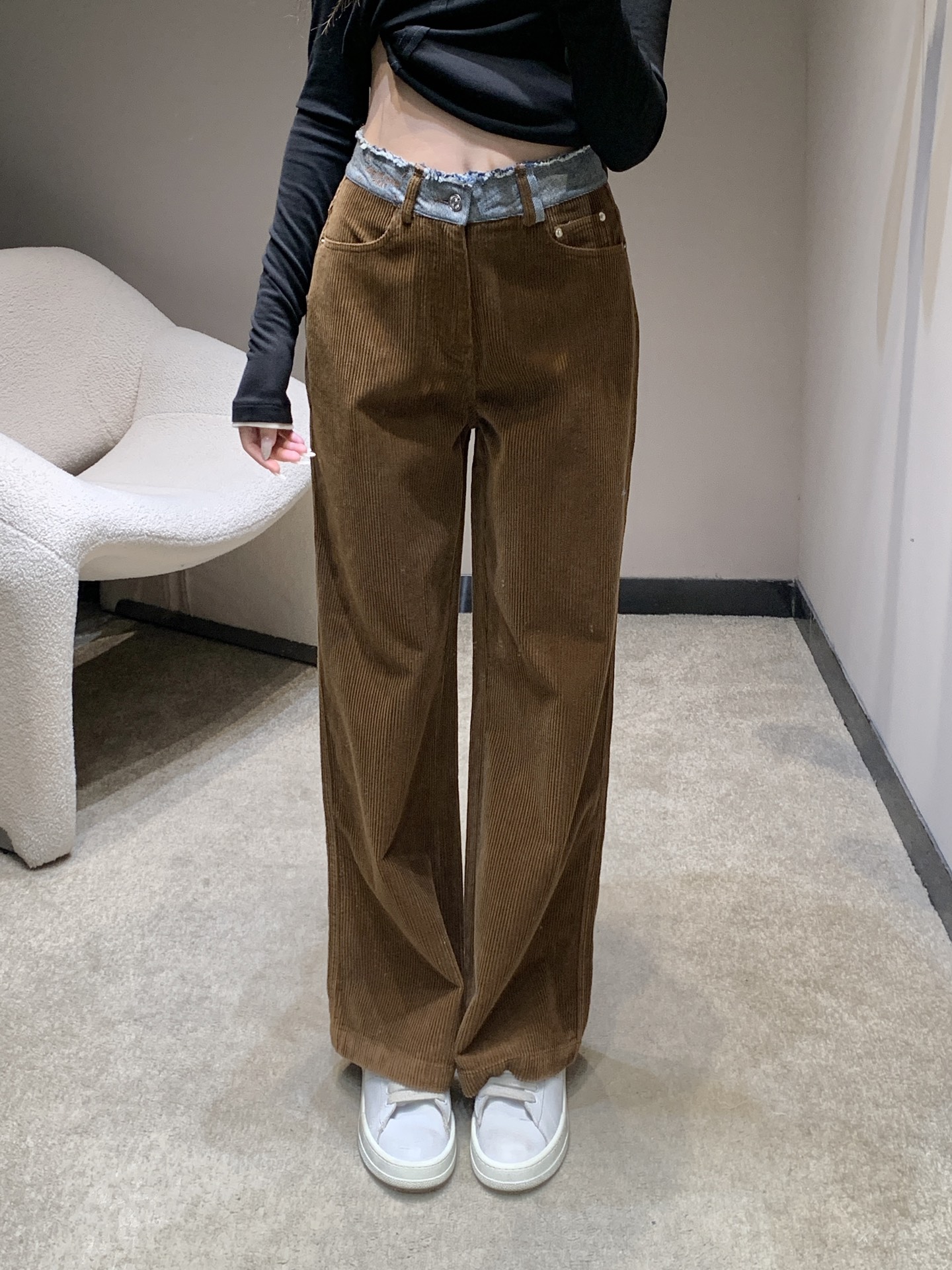 NO:576087,MaisonMargi*la 25Fw Early Autumn New Style Letter Embroidery Contrast Color Raw Edge Waistband Corduroy Casual Pants丨Exclusive high-end version!  Selected high-quality corduroy fabric, with full and delicate velvet, soft touch and built-in retro filter. Dark blue is calm and brown is retro. The two colors are suitable for different styles. The waistband is designed with denim contrasting raw edges, which form a texture with the corduroy fabric.  The double collision with color brings a full sense of visual impact; the hidden brand letter embroidery on the waistband reveals the identity of a pioneering luxury brand in a low-key manner. Every detail interprets the deconstructive aesthetics of MM6. Available now in S/M/L, masion  margiela,alexander wang19860909MaisonMargi*la 25Fw早秋新款 字母刺绣撞色毛边腰头灯芯绒休闲裤丨独家高版出品！精选高品质灯芯绒面料,绒条饱满细腻,触感柔软且自带复古滤镜.深蓝色的沉稳、棕色调的复古,两种色彩适配不同风格,裤腰采用牛仔布撞色毛边设计,与灯芯绒面料形成材质与色彩的双重碰撞,视觉冲击感拉满；腰头暗藏品牌字母刺绣,低调中透露先锋奢牌的身份感,每一处细节都在诠释MM6的解构主义美学.现货发售S/M/L,,masion margiela,alexander wang,Women's clothing