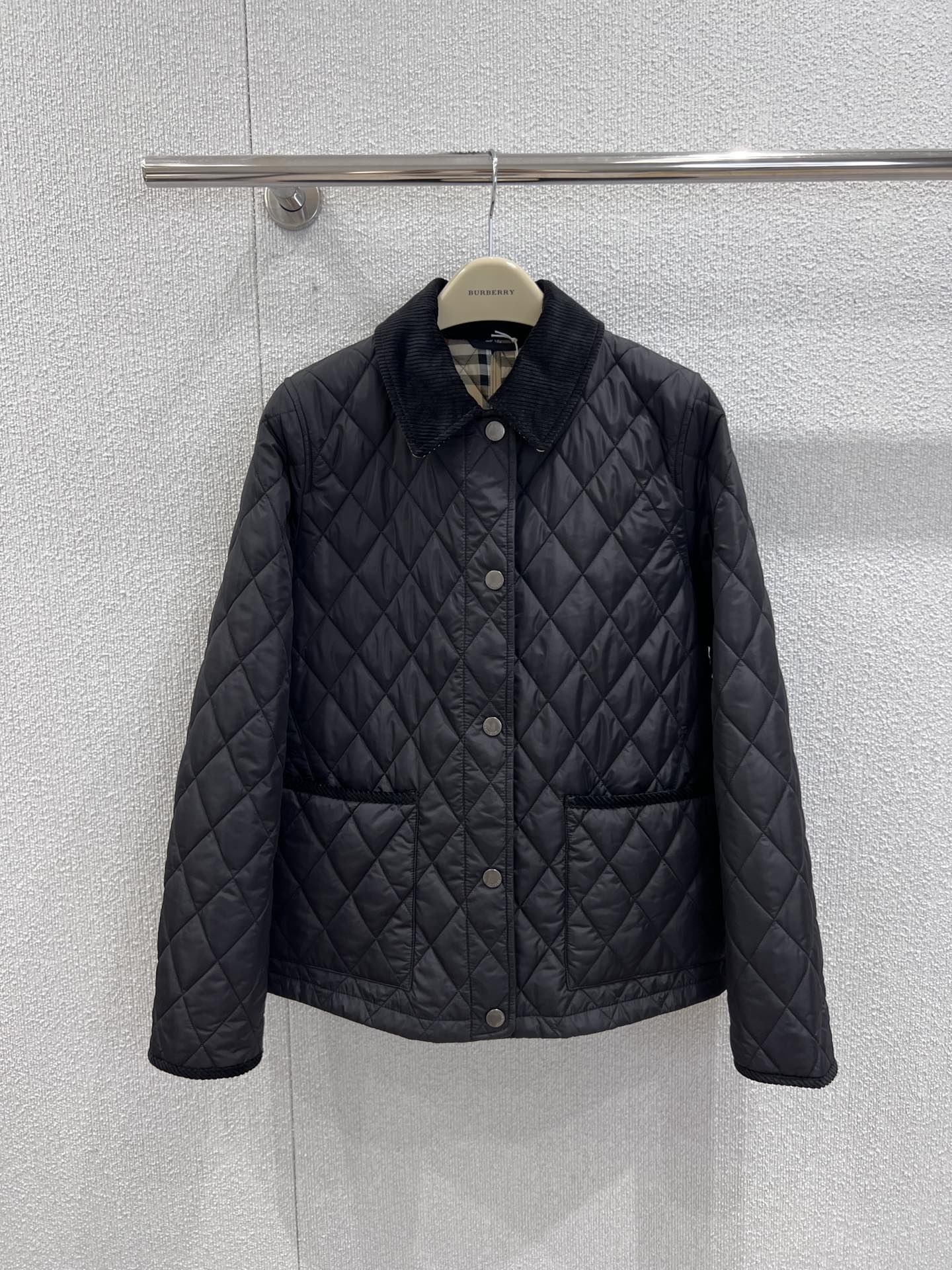 NO:576351,Support exchange Burb*rry 25Fw new autumn and winter quilted velvet collar cotton jacket丨exclusively developed by yb!  High quality production!  With the iconic diamond quilting technology as the core, it perfectly combines retro accents with practical warmth. The velvet-textured lapel is the finishing touch, with soft brown tones or classic black, injecting a light and luxurious texture into the overall look; the metal buttons and pocket details on the body highlight the quality of workmanship, and the plaid lining inside is a low-key statement of brand recognition. Ready-made S/M/L real shot details, burberry, jackets & coats, alexander  wang19860909支持换款 Burb*rry 25Fw秋冬新款 绗缝丝绒领棉服外套丨独家yb开发！高版出品！以标志性的菱形绗缝工艺为核心,将复古腔调与实用保暖完美融合.丝绒质感的翻领是点睛之笔,柔和的棕调或经典的黑色,为整体造型注入轻奢质感；衣身的金属纽扣与口袋细节,处处彰显精工品质,内里的格纹衬里更是品牌辨识度的低调宣言.现货发售S/M/L实拍细节图,,burberry,jackets & coats,alexander wang,Women's clothing