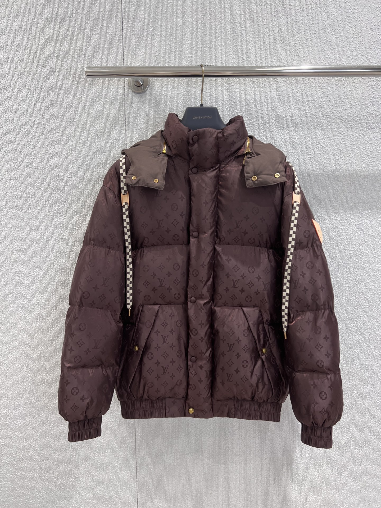 NO:576213,Support exchange Louis Vuitt*n 25Fw new autumn and winter Logo jacquard hooded cotton jacket丨Exclusively developed by yb!  High quality production!  Select dark brown jacquard fabrics, full of classic Monogram  The logo is low-key and looms, revealing a luxurious texture in the flow of light; the oversize silhouette is inclusive and casual, and the hooded design takes into account both warmth and style. The metal snap buttons and zipper double placket enhance the practicality, cleverly blending street style and luxury brand craftsmanship. The brand logo leather label on the sleeve arm is the finishing touch for recognition, adding to the retro outdoor style. Ready-made S/M/L real shot details, louis vuitton, versace, jackets &  coats,hats,alexander wang19860909支持换款 Louis Vuitt*n 25Fw秋冬新款 Logo提花连帽棉服外套丨独家yb开发！高版出品！甄选深棕色调的提花面料,满幅经典Monogram Logo低调隐现,在光线流转中透出奢级质感；oversize廓形包容随性,连帽设计兼顾保暖与造型感,金属按扣与拉链双门襟强化实用性,将街头率性与奢牌工艺巧妙糅合.袖臂处的品牌标识皮标,是辨识度的点睛之笔,更添复古户外风格调.现货发售S/M/L实拍细节图,,louis vuitton,versace,jackets & coats,hats,alexander wang,Women's clothing