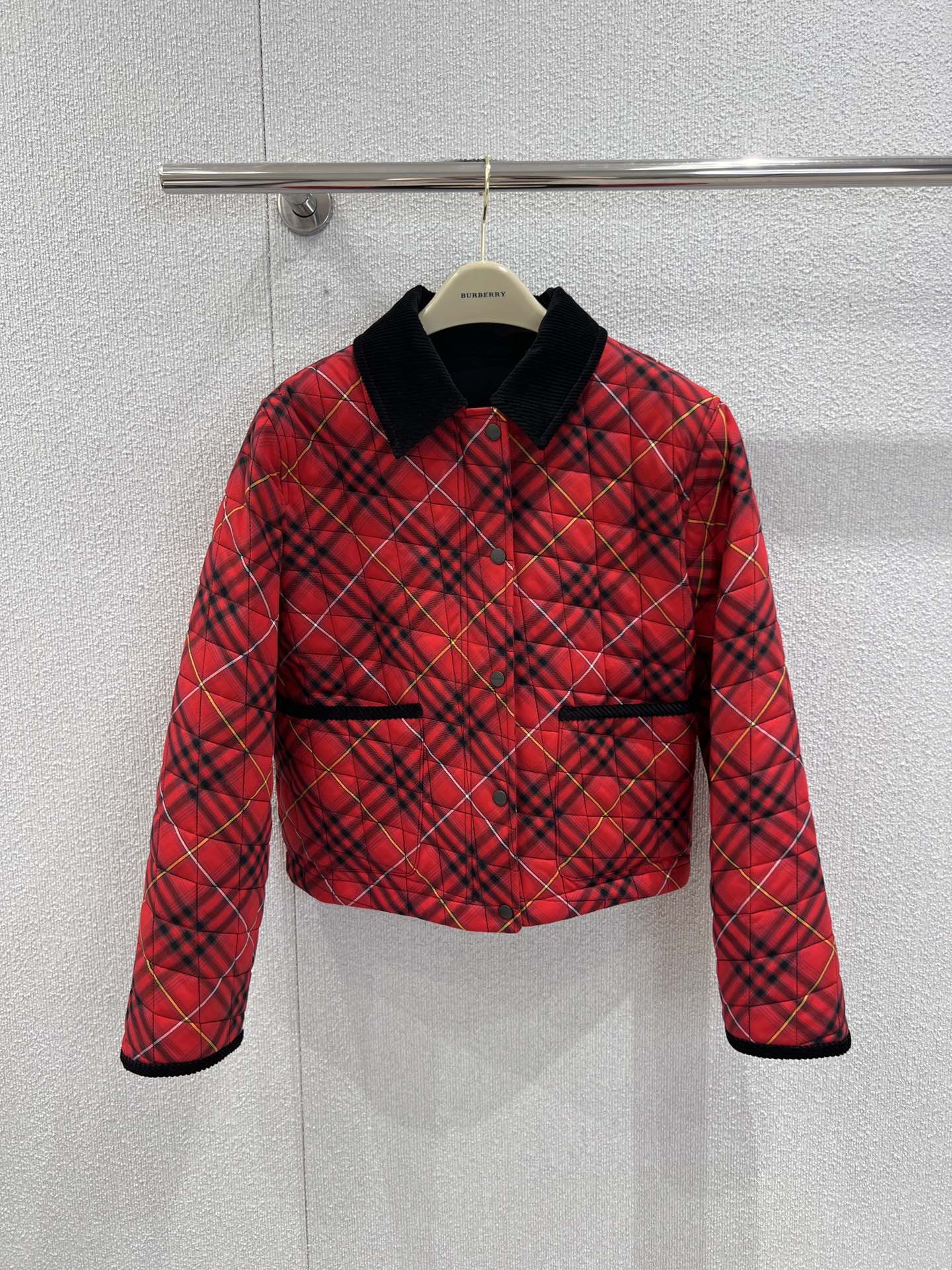 NO:591323,Support exchange Burb*rry 25Fw new autumn and winter hero red plaid quilted cotton jacket丨exclusively developed by yb!  High quality production!  The iconic hero red plaid fabric is selected. The red and black interlaced plaid pattern has a retro British accent; the quilting process is delicate and regular, which not only enhances the warmth of the cotton clothing, but also makes the plaid more layered in the three-dimensional lines. Black velvet lapels and pocket trims  Forming a collision of materials, the metal snap button and zipper double placket design cleverly blends classicism and pragmatism, and every detail is imprinted with luxury texture. Real-shot details of S/M/L ready for sale, burberry, jackets  & coats,alexander wang19860909支持换款 Burb*rry 25Fw秋冬新款 英雄花红格纹绗缝棉服外套丨独家yb开发！高版出品！甄选标志性英雄花红格纹面料,红黑交织的格纹图案自带复古英伦腔调；绗缝工艺细腻规整,既强化了棉服的保暖性,又让格纹在立体线条中更具层次.黑色丝绒翻领与口袋饰边形成材质碰撞,金属按扣与拉链双门襟设计,将经典与实用主义巧妙融合,每一处细节都烙印着奢级质感.现货发售S/M/L实拍细节图,,burberry,jackets & coats,alexander wang,Women's clothing