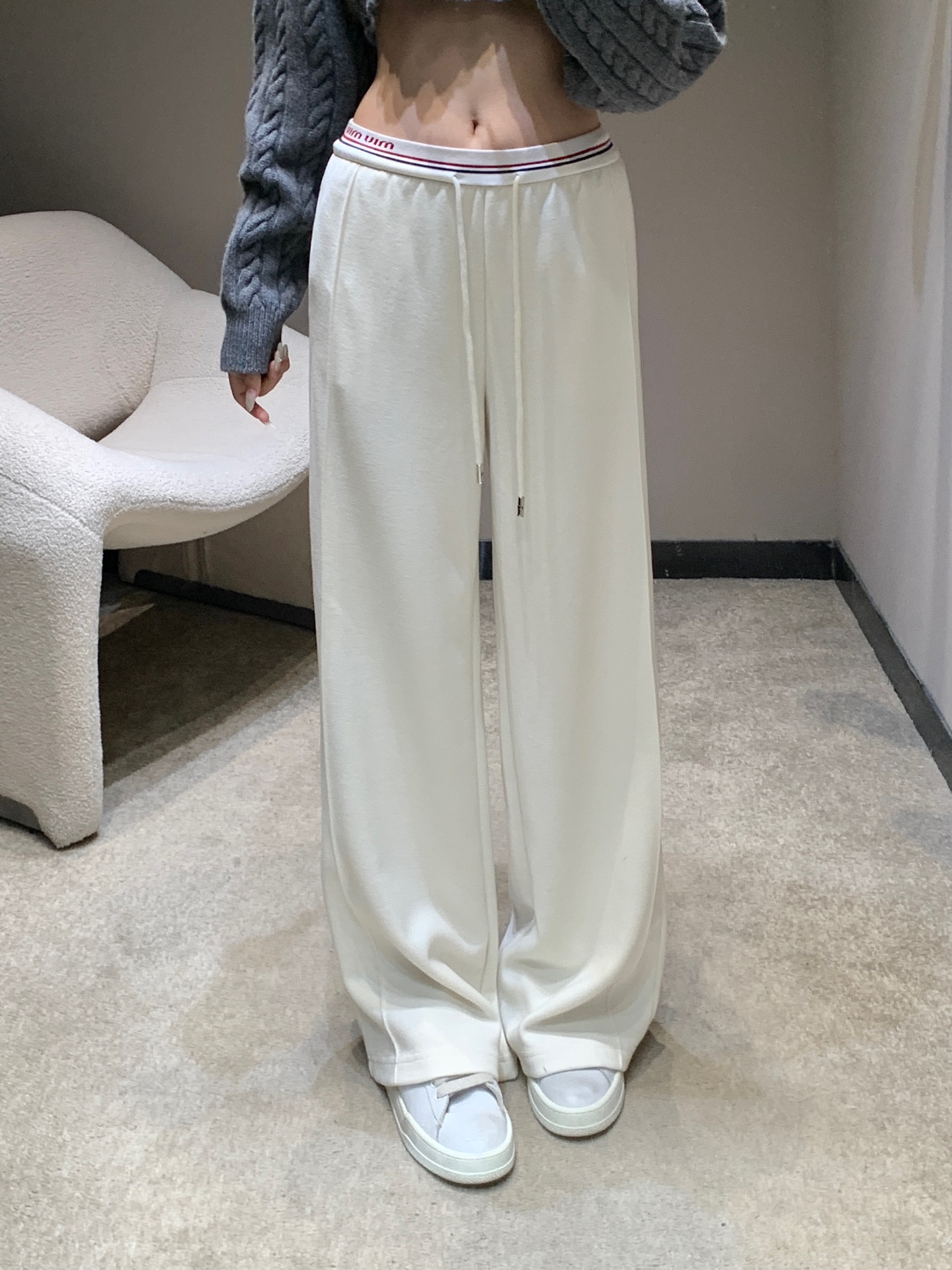 NO:576364,Miumi* 25Fw new autumn and winter style casual wide-leg pants with letter elastic waist and drawstring | Exclusive high-end version!  Based on the lazy wide-leg silhouette, the drapey fabric gently sways with the steps, hiding the body and making you look slimmer, while also adding a casual tone. The iconic letter elastic waistband is an eye-catching highlight, and the red and white striped trim collides with the brand logo, instantly awakening the brand recognition, locking the sense of luxury in the details; with a metal drawstring, you can adjust the waistline casually, and add a bit of coolness. Ready for sale S/M/L, miumiu, alexander  wang19860909Miumi* 25Fw秋冬新款 字母橡筋腰头抽绳休闲阔腿裤丨独家高版出品！以慵懒阔腿版型为基底,垂坠感十足的面料随着步伐轻轻摇曳,藏肉显瘦的同时,更将随性腔调拉满.标志性字母橡筋腰头是吸睛亮点,红白条饰边碰撞品牌Logo,瞬间唤醒品牌辨识度,把高级感锁在细节里；搭配金属抽绳,既能随性调节腰围,又添了几分率性酷感.现货发售S/M/L,,miumiu,alexander wang,Women's clothing