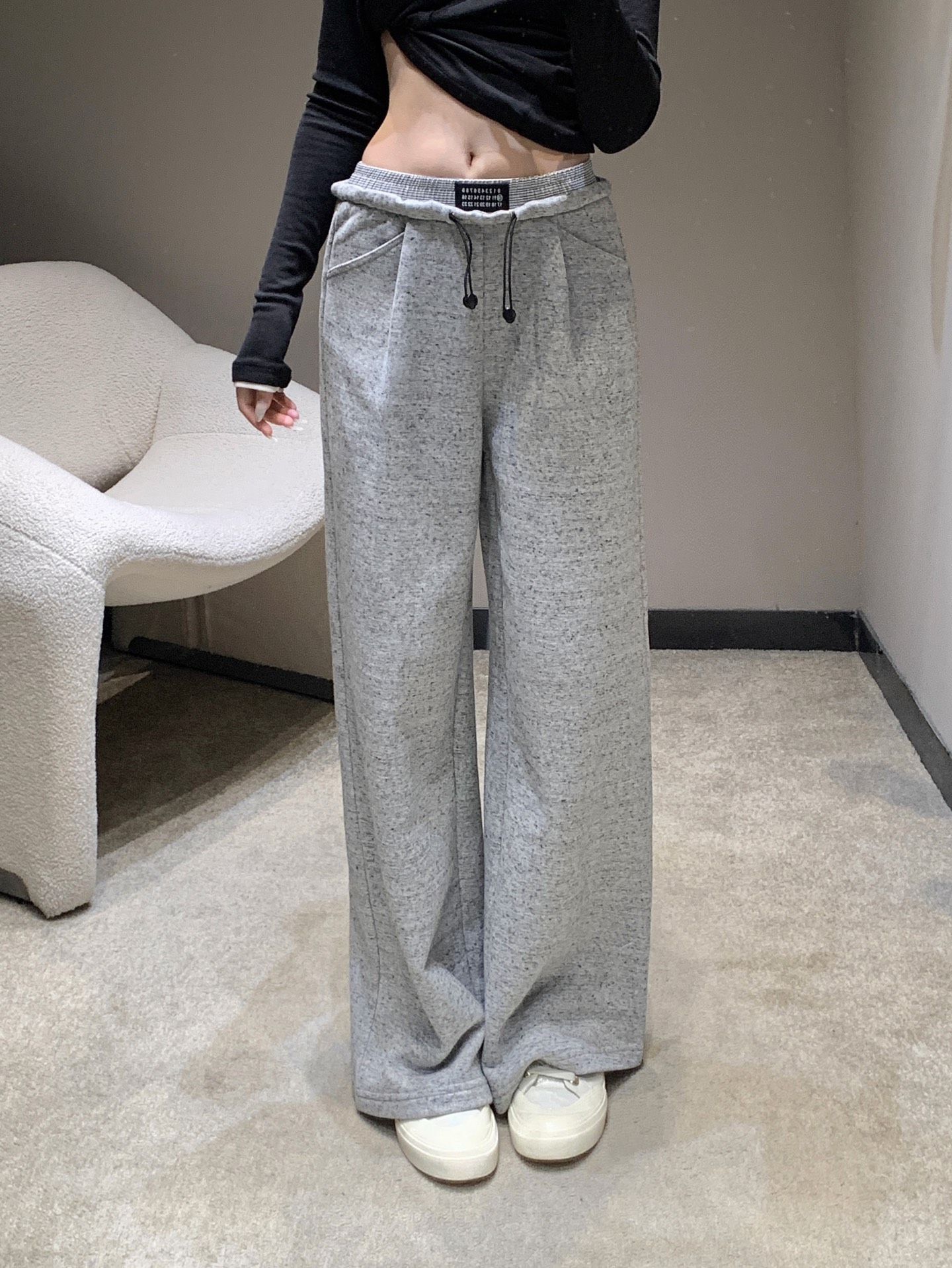 NO:576606,Maison Marg*ela 25FW new autumn and winter style casual wide-leg pants with digital logo drawstring | Exclusive high-end version!  It is made of mixed-color knitted fabric with a fine grainy feel. The iconic number logo waistband makes the brand more recognizable. The drawstring design adds a casual style and visually presents a rich layered texture. It is soft and crisp to the touch, which can not only ensure the comfort of daily wear, but also support the neat outline of the wide-legged version. It has a high-end tone when worn alone or layered in autumn and winter. Available now in S/M/L,, alexander wang19860909Maison Marg*ela 25FW秋冬新款 数字标识抽绳休闲阔腿裤丨独家高版出品！采用混色针织面料,自带细腻颗粒感,标志性的数字标识腰头,将品牌辨识度拉满,抽绳设计增添随性风格,在视觉上呈现出层次丰富的质感；触感柔软且挺括,既能保障日常穿着的舒适度,又能撑起阔腿版型的利落轮廓,秋冬单穿或叠搭都具高级腔调.现货发售S/M/L,,alexander wang,Women's clothing