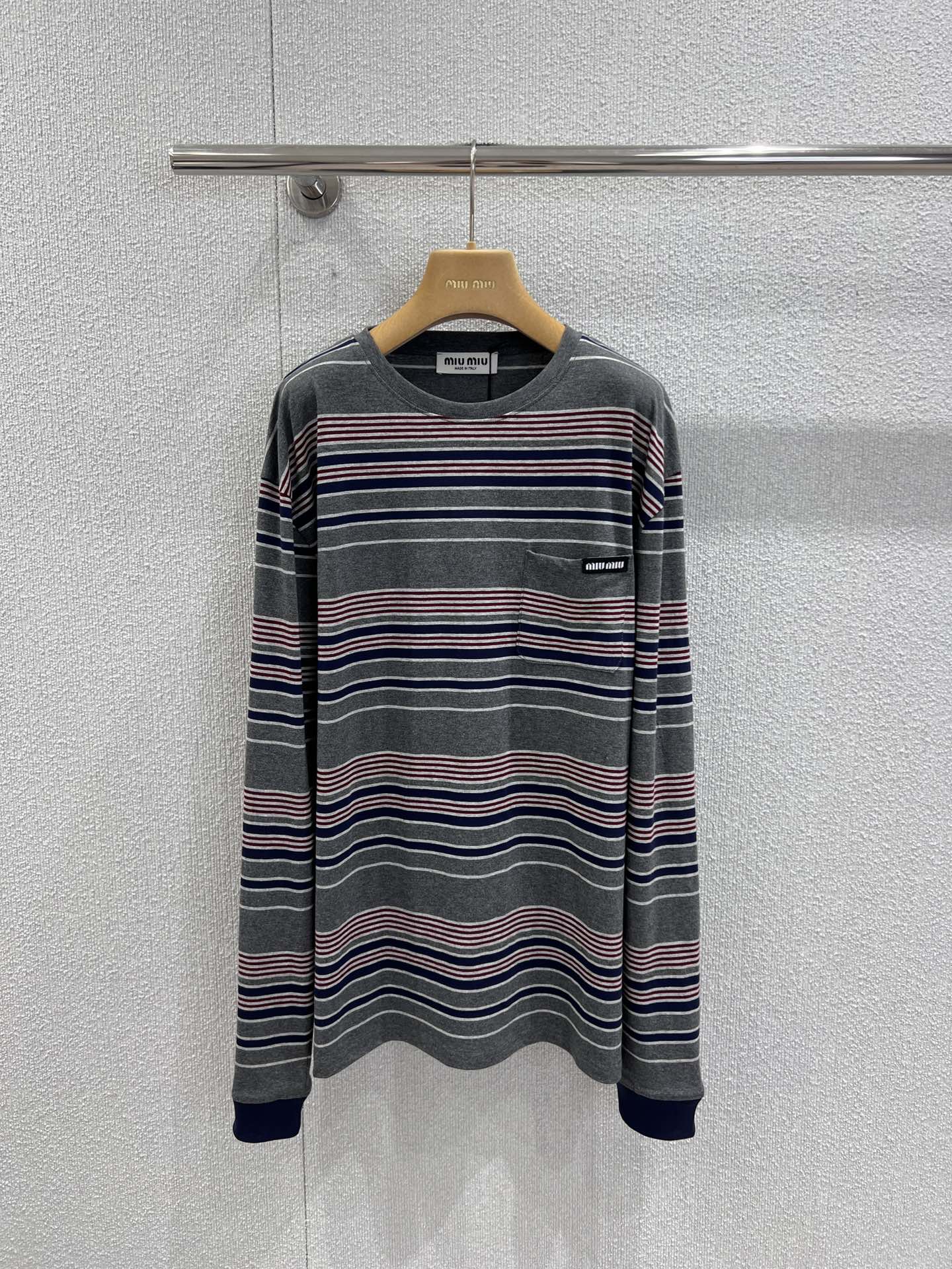 NO:576357,Support exchange MiuMi* 25Fw new autumn and winter retro contrast striped long-sleeved T-shirt丨Exclusively developed by yb!  High quality production!  Made of soft, skin-friendly cotton fabric, it is both warm and light when worn in autumn and winter. The oversized version is the finishing touch of the look, and the dropped shoulder design weakens the shoulder line, creating a casual and lazy feeling. Whether worn alone or layered with sweaters or suits, you can easily hold your style. The one on the left chest  The iconic logo pocket is a low-key statement of brand recognition, and the details highlight the high-end texture. Ready-made S/M/L real-shot detailed pictures, miumiu, versace, sweaters, tees, t-shirt, business  suit,alexander wang19860909支持换款 MiuMi* 25Fw秋冬新款 复古撞色条纹长袖T恤丨独家yb开发！高版出品！采用柔软亲肤的棉感面料,秋冬穿着既有温度又不失轻盈.oversize版型是造型的点睛之笔,落肩设计弱化肩线,营造随性慵懒的松弛感,无论是单穿还是叠搭毛衣、西装,都能轻松hold住风格.左胸的标志性logo小标口袋,是品牌辨识度的低调宣言,细节处彰显高级质感.现货发售S/M/L实拍细节图,,miumiu,versace,sweaters,tees，t-shirt,business suit,alexander wang,Women's clothing
