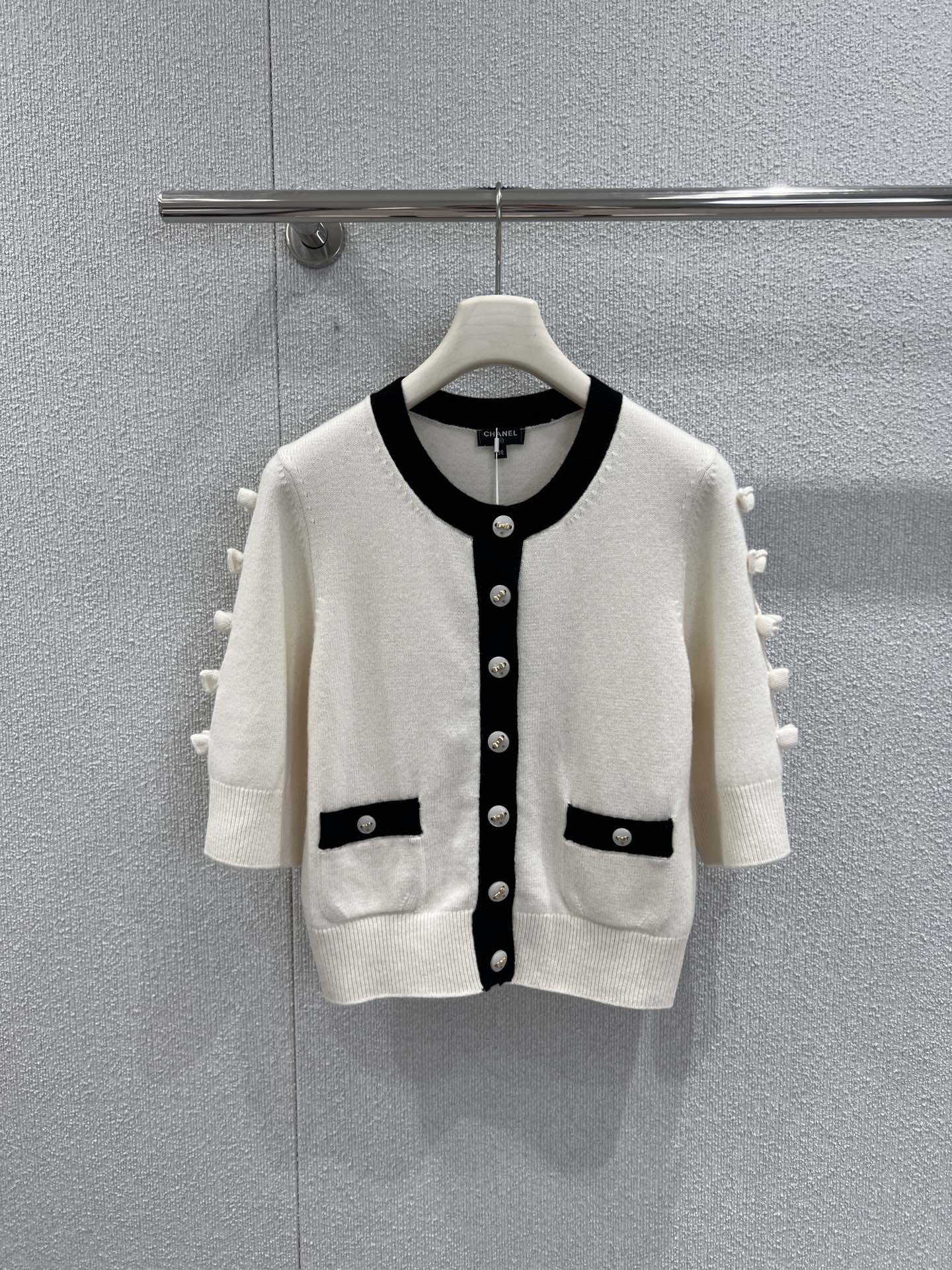 NO:576353,Supports exchange. Chan*l 25K high-end handmade workshop series bow mid-sleeve cashmere knitted cardigan丨exclusively developed by yb!  High quality production!  Interpreting the timeless style of C, the combination of round neck and metal buttons is the iconic expression of the brand's genes. Each button is like a delicate jewel, lighting up the details of the body. The bow design on the sleeves is the finishing touch, either playfully tied or uniquely hollowed out. It combines the agility of French romance with the gentleness of knitting, and is full of elegance in every move. Ready-made S/M/L real shot details, chanel, alexander wang19860909支持换款 Chan*l 25K高级手工坊系列 蝴蝶结中袖羊绒针织开衫丨独家yb开发！高版出品！演绎C的永恒格调,圆领与金属扣的组合是品牌基因的标志性表达,每一颗纽扣都似精致的珠宝,点亮衣身细节.中袖处的蝴蝶结设计是点睛之笔,或俏皮系结,或别致镂空,将法式浪漫的灵动与针织的温柔糅合,举手投足间尽是优雅层次.现货发售S/M/L实拍细节图,,chanel,alexander wang,Women's clothing