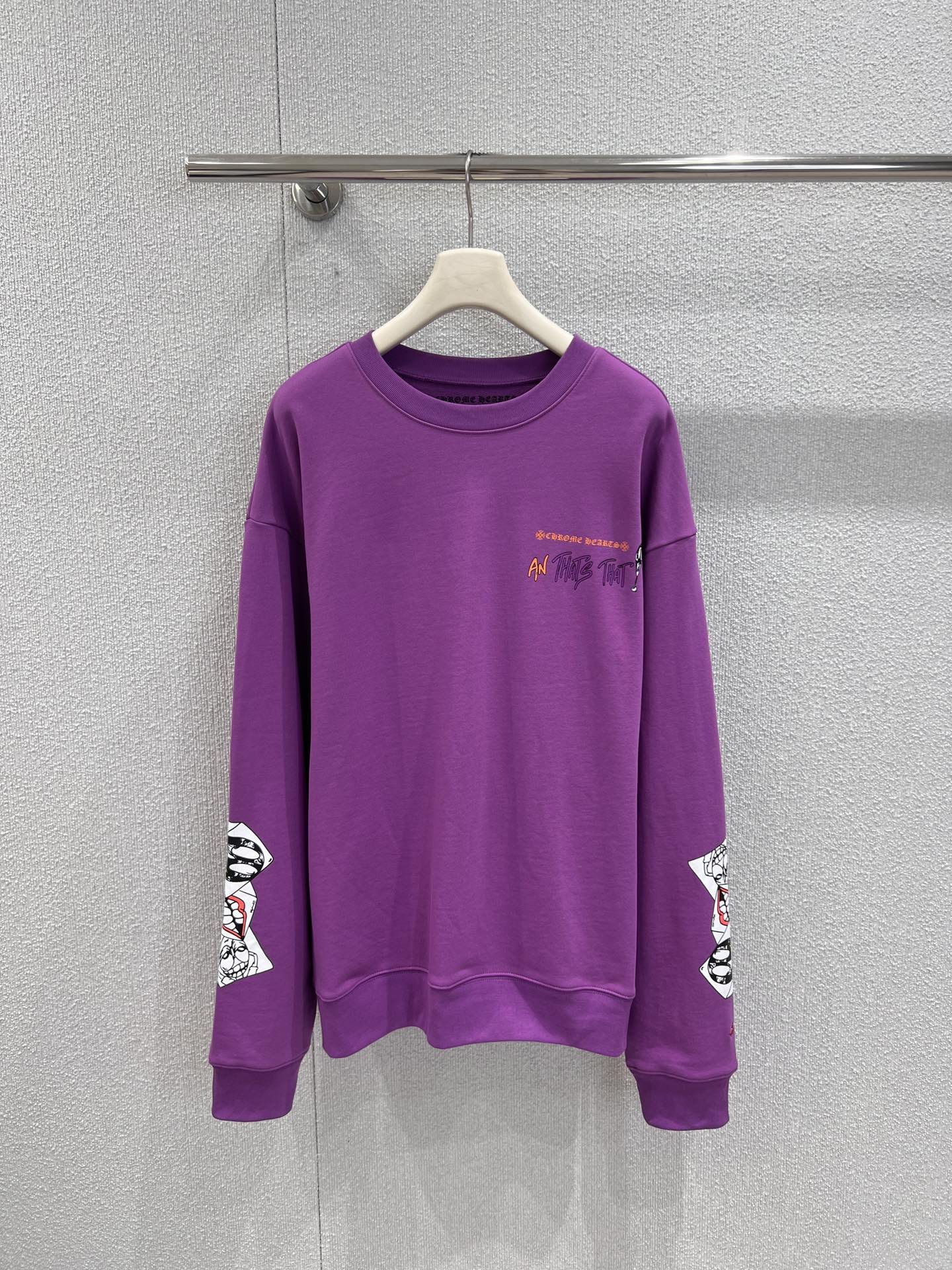 NO:576470,p, support exchange Chrome He*rts 25FW new autumn and winter graffiti printed purple round neck sweatshirt丨Exclusive high-end version!  The fabric is made of skin-friendly and thick cotton blend material. It is warm and comfortable to wear alone in autumn and winter. It can also be layered to support layers. The oversized version is friendly to all body shapes. You can also wear it with boots for a hot girl style, or even mix it with retro skirts for a sweet look.  Cool contrast. Whether you are visiting a boutique, filming on the street, or visiting stores every day, it can be accurately adapted, allowing you to rely on this sweatshirt to make a trend in various scenes. Ready-made S/M/L real shot details, versace, chrome  hearts,boots,hoodie,sweatshirts,skirts,alexander wang19860909p,支持换款 Chrome He*rts 25FW秋冬新款 涂鸦印花紫色圆领卫衣丨独家高版出品！面料采用亲肤且有厚度的棉混纺材质,秋冬单穿保暖舒适,内搭叠穿也能撑起层次.oversize版型对各种身形友好,也能下衣失踪配长靴玩辣妹格调,甚至和复古半裙混搭出甜酷反差感.不管是逛买手店、街头出片,还是日常探店,它都能精准适配,让你在各种场景里都能靠这件卫衣潮出圈.现货发售S/M/L实拍细节图,,versace,chrome hearts,boots,hoodie,sweatshirts,skirts,alexander wang,Women's clothing