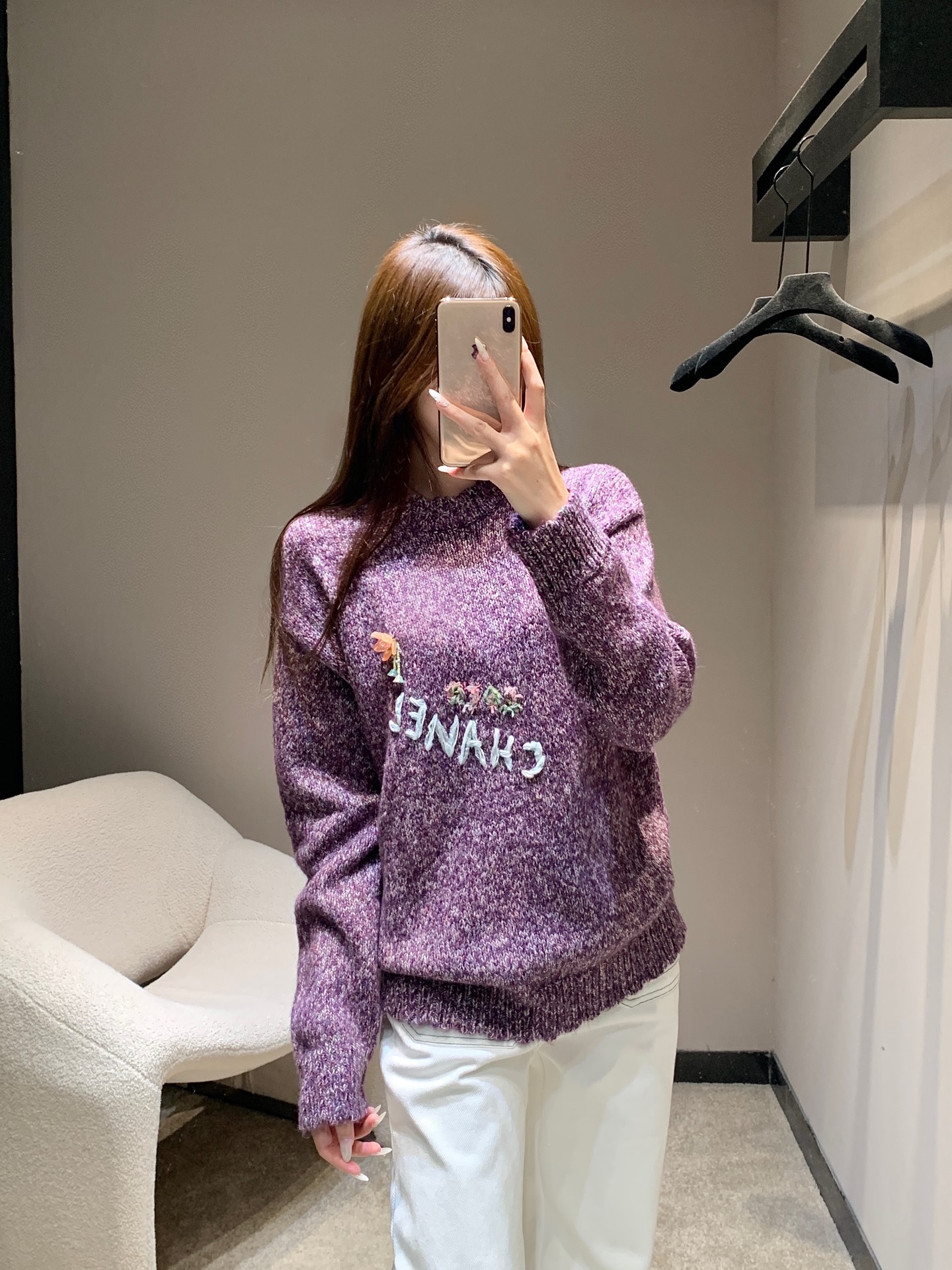 NO:576602,Chan*l 25K high-end handmade workshop series cashmere knitted sweater with letter crochet and bead decoration丨Exclusive high-end version!  Select luxury cashmere blended fabrics, with three-dimensional letter crochet and hand-beaded flowers on the chest. The yarn has its own variegated texture, showing a rich purple texture under the light and shadow; the loose shoulder silhouette design combines laziness and high-end drape. It can be worn alone to create a relaxed atmosphere, or layered to create a winter layering. Ready for sale S/M/L,,chanel,sweaters,alexander wang19860909Chan*l 25K高级手工坊系列 字母钩花串珠装饰羊绒针织毛衣丨独家高版出品！甄选奢级羊绒混纺面料,前胸的立体字母钩花与手工串珠花朵,纱线自带杂色肌理,在光影下呈现出层次丰富的紫调质感；宽松落肩的廓形设计,兼顾慵懒随性与高级垂坠感,既能单穿打造松弛氛围,又可叠穿营造冬日层次感.现货发售S/M/L,,chanel,sweaters,alexander wang,Women's clothing
