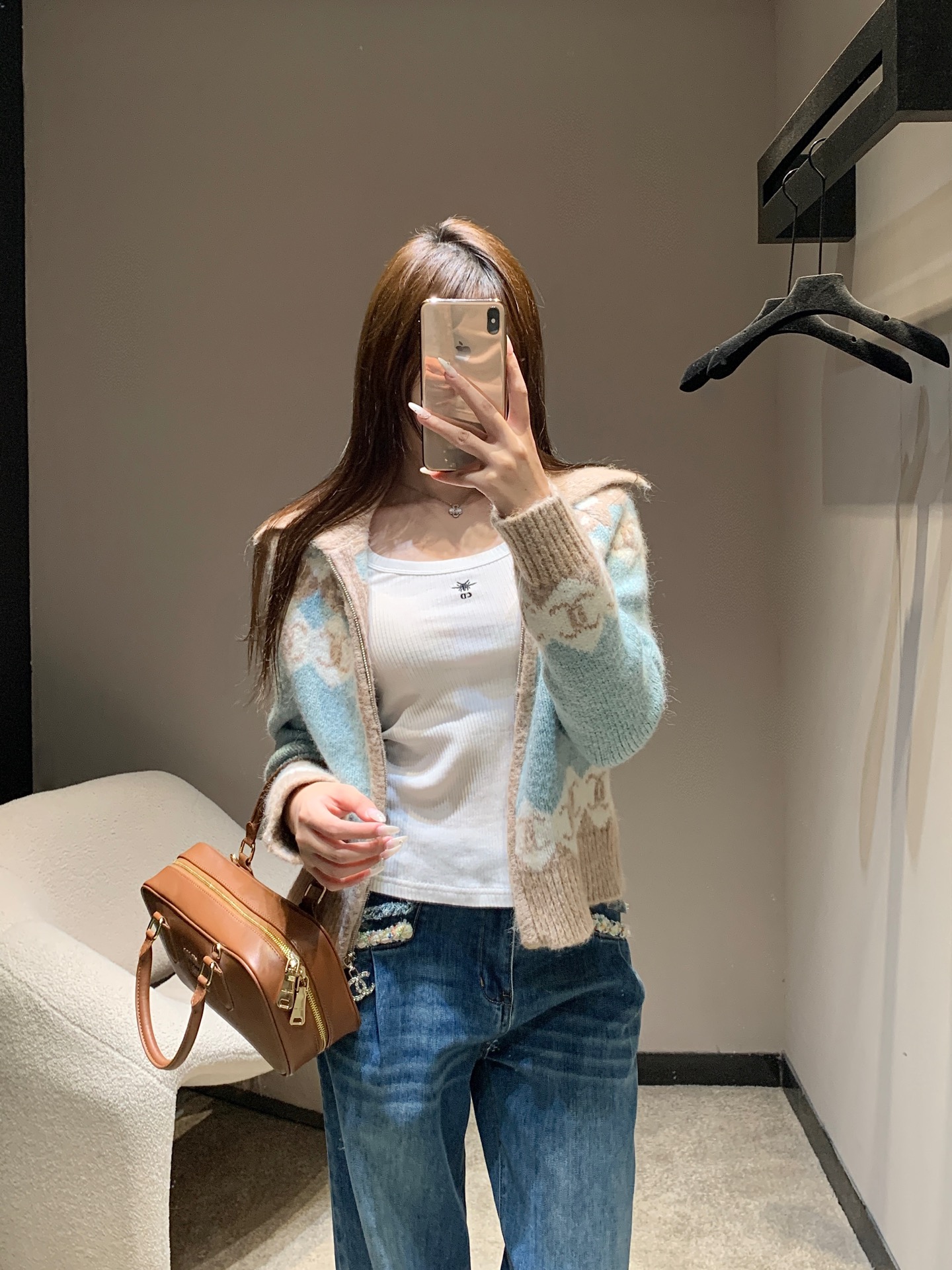 NO:576600,Chan*l 25K high-end handmade workshop series Double C jacquard knitted zipper cardigan jacket丨Exclusive high-end version!  Made of mohair blended knitted fabric, the full double C jacquard pattern runs through the body, making it soft and fluffy to the touch, with a gentle atmosphere; the customized double C zipper puller, short silhouette and lapel design, neatly show height while modifying the shoulder and neck lines, easily creating the golden ratio of short top and long bottom. Ready for sale S/M/L,,chanel,jackets & coats,gold,alexander wang19860909Chan*l 25K高级手工坊系列 双C提花针织拉链开衫外套丨独家高版出品！采用马海毛混纺针织面料,满幅的双C提花图案贯穿衣身,触感柔软蓬松,自带温柔氛围感； 定制化的双C拉链头,短款廓形搭配翻领设计,利落显高的同时又能修饰肩颈线条,轻松打造上短下长的黄金比例.现货发售S/M/L,,chanel,jackets & coats,gold,alexander wang,Women's clothing