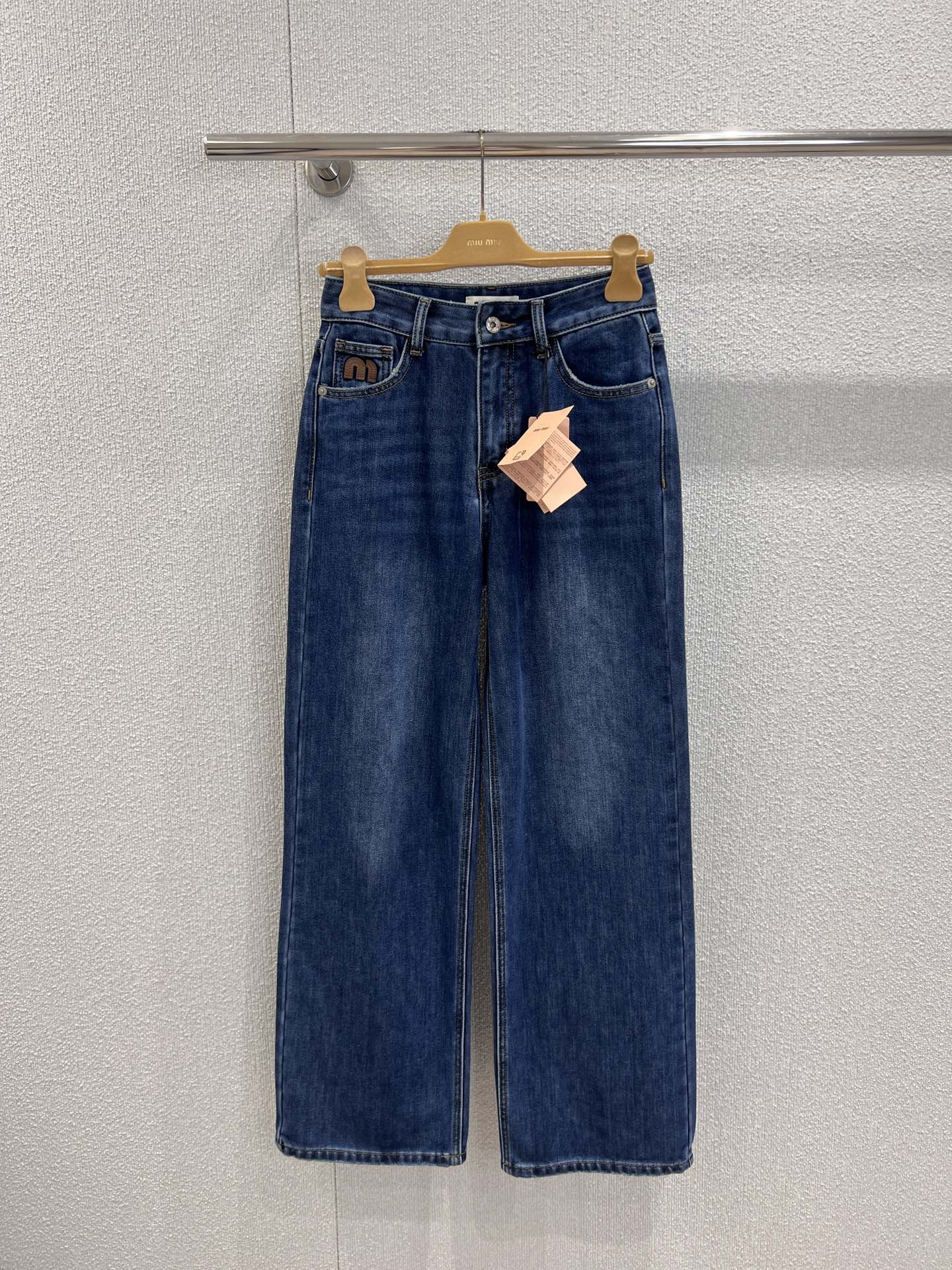 NO:576795,Support exchange MiuMi* 25Fw new autumn and winter jeans with letter pockets丨Exclusive high-end version!  Classic denim blue is not picky in style, with high-waisted wide-leg tailoring, which can not only wrap around the waist and abdomen to optimize the proportions, but also create a sense of casual relaxation through loose pants; moderately distressed denim fabric, soft and stylish, comfortable and not stiff against the skin; three-dimensional letter logo, low-key and self-recognizable; a pair of pants, from spring and summer to autumn and winter, you can be casual and sweet and cool in all seasons. Ready-made S/M/L real shot details, miumiu,jeans,alexander wang19860909支持换款 MiuMi* 25Fw秋冬新款 字母口袋装饰牛仔裤丨独家高版出品！经典牛仔蓝不挑风格,高腰阔腿剪裁,既能包裹腰腹优化比例,又能通过宽松裤管营造随性松弛感；中度做旧牛仔面料,软而有型,贴肤舒适不僵硬；立体字母标识,低调中自带辨识度；一条裤子,从春夏到秋冬,承包你全季的随性与甜酷.现货发售S/M/L实拍细节图,,miumiu,jeans,alexander wang,Women's clothing