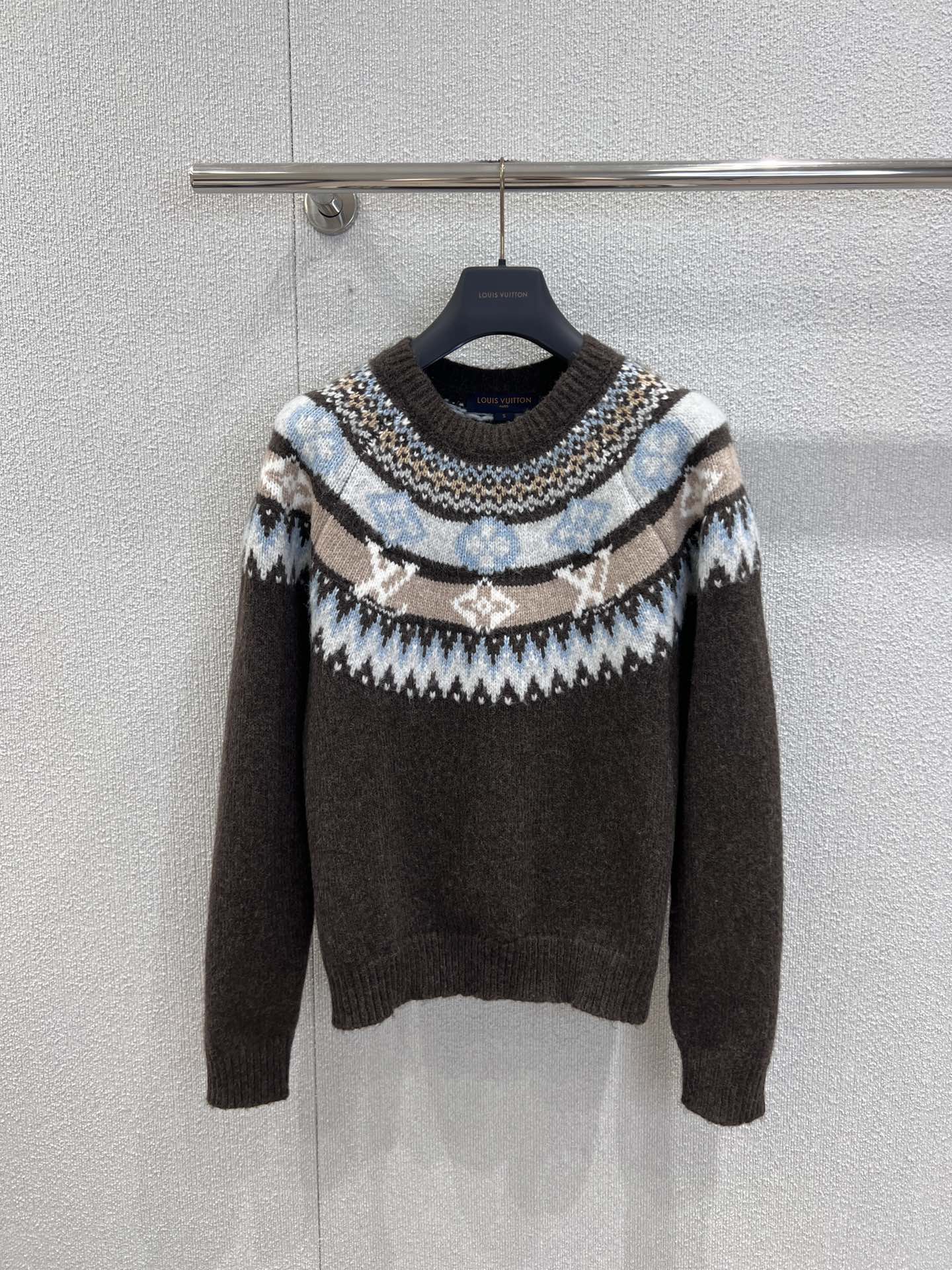 NO:576598,Support exchange Louis Vuitt*n 25FW autumn and winter ski series brown Fair Isle knitted sweater丨Exclusive high-end version!  Made of alpaca blended knitted fabric, it is fluffy and soft yet firm. The Fair Isle jacquard on the neckline and shoulders is a visual condensation of Nordic ski culture. It resembles the texture of melting snow in the snowy mountains and the rhythmic lines of the ski slopes. Every stitch is exquisite.  Replicating the harsh aesthetics of the Alps. The classic logo is hidden in the jacquard, showing the high-luxury pedigree in the details, giving the retro knitted language a contemporary fashion edge. Ready-made S/M/L real shot details, Louis  vuitton,sweaters,alexander wang19860909支持换款 Louis Vuitt*n 25FW秋冬滑雪系列 棕色费尔岛针织毛衣丨独家高版出品！选用羊驼毛混纺针织面料,蓬松软糯却不失挺括感,领口与肩部的费尔岛提花,是北欧滑雪文化的视觉凝练,似雪山融雪时的肌理、似滑雪道的韵律线条,每一针都复刻着阿尔卑斯山的凛冽美学.经典标识隐于提花之中,于细节处彰显高奢血统,让复古针织语言焕发当代时尚锋芒.现货发售S/M/L实拍细节图,,louis vuitton,sweaters,alexander wang,Women's clothing