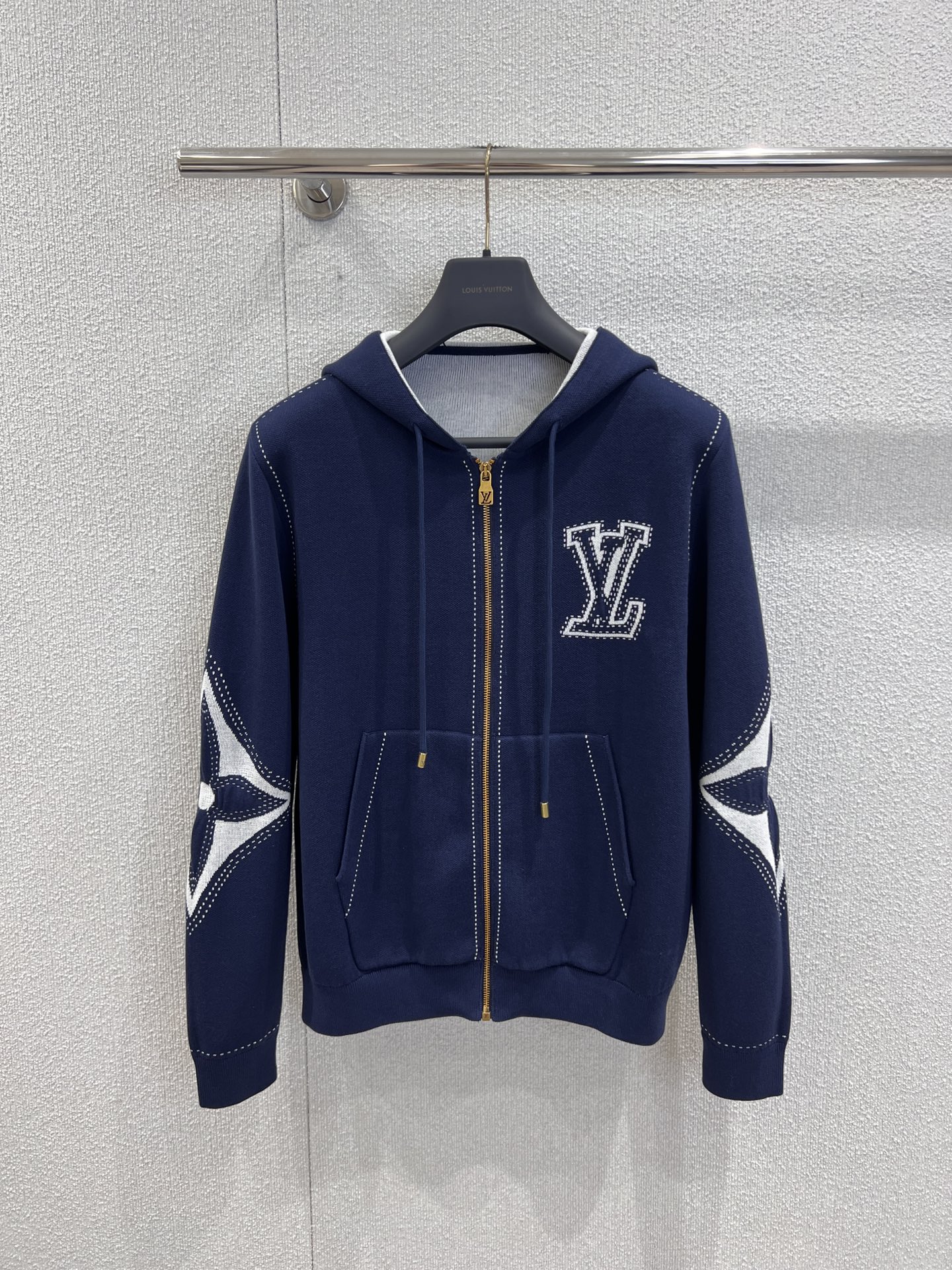 NO:576596,Support exchange Louis Vuit*on 25FW new autumn and winter intarsia zipper hooded knitted cardigan丨Exclusively developed by yb!  High quality production!  It is made of high-density knitted fabric, which is soft and skin-friendly yet firm. The interior is spliced ​​in a light gray tone. The LV letters on the cuffs and chest are presented with three-dimensional intarsia technology. The stitching is fine and full, giving it a high-luxury texture. The slightly loose H-shaped cut, the classic hooded version is suitable for daily life, the metal zipper is matched with the brand's iconic hardware, and the open-stitch design on the side/cuffs injects workwear-like neatness into the soft knitted fabric, which is relaxed and exquisite!  Ready-made S/M/L real shot details,,louis vuitton,louis vuitton,hats,alexander wang19860909支持换款 Louis Vuit*on 25FW秋冬新款 嵌花拉链连帽针织开衫丨独家yb开发！高版出品！采用高密度针织面料,软糯亲肤却不失挺括感,内里拼接浅灰调,袖口、胸前的LV字母以立体嵌花工艺呈现,针脚细密饱满,自带高奢质感；微宽松的H型剪裁,经典连帽版型适配日常,金属拉链搭配品牌标志性五金,侧边/袖口的明线设计,为柔软针织注入工装式利落,松弛中透着精致！现货发售S/M/L实拍细节图,,louis vuitton,louis vuitton,hats,alexander wang,Women's clothing
