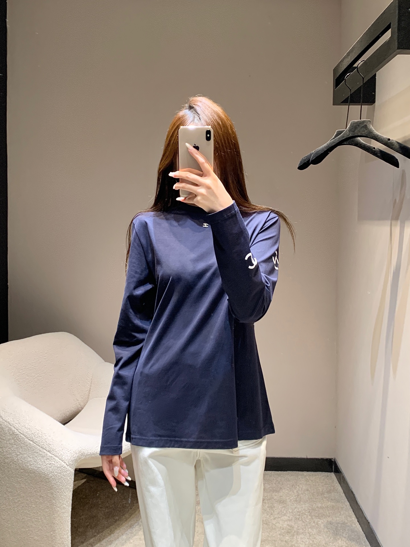 NO:576815,Cha*el 25K high-end handmade workshop series metal micro-label double C printed long-sleeved T-shirt丨Exclusive high-end version!  The high-count cotton fabric is soft and skin-friendly with a sense of stiffness. The back and cuffs are embellished with three-dimensional double C printing. It is low-key and highly recognizable. The minimalist style escapes mediocrity; the loose and micro-profile version can be adapted to various layering scenarios regardless of body shape!  Available in stock S/M/L,,tees,t-shirt,alexander wang19860909Cha*el 25K高级手工坊系列 金属微标双C印花长袖T恤丨独家高版出品！高支棉面料,柔软亲肤且自带挺括感,后背+袖口点缀立体双C印花,低调中自带高辨识度,极简款跳出平庸；宽松微廓版型,不挑身形还能适配各种叠穿场景！现货发售S/M/L,,tees，t-shirt,alexander wang,Women's clothing