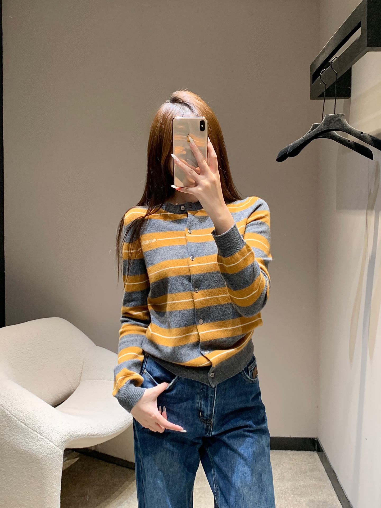 NO:576805,Miumi* 25Fw early autumn new style contrast striped cashmere knitted cardigan丨Exclusive high version!  Cashmere blended fabric is as soft and fluffy as clouds, warm but not heavy against the skin. The contrasting gray tones + warm yellow stripes are retro and soft. It can brighten the outfit with just one click regardless of skin color. It is suitable for all kinds of inner wear. The short cut is just stuck on the waistline, optimizing the body proportions. Ready for sale S/M/L, miumiu, alexander wang19860909Miumi* 25Fw早秋新款 撞色条纹羊绒针织开衫丨独家高版出品！山羊绒混纺面料,自带云朵般的轻软蓬松,贴肤暖而不重,灰调+暖黄条纹撞色,复古又柔和,不挑肤色还能一键提亮穿搭氛围；适配各种内搭,短款剪裁刚好卡在腰线,优化身材比例.现货发售S/M/L,,miumiu,alexander wang,Women's clothing